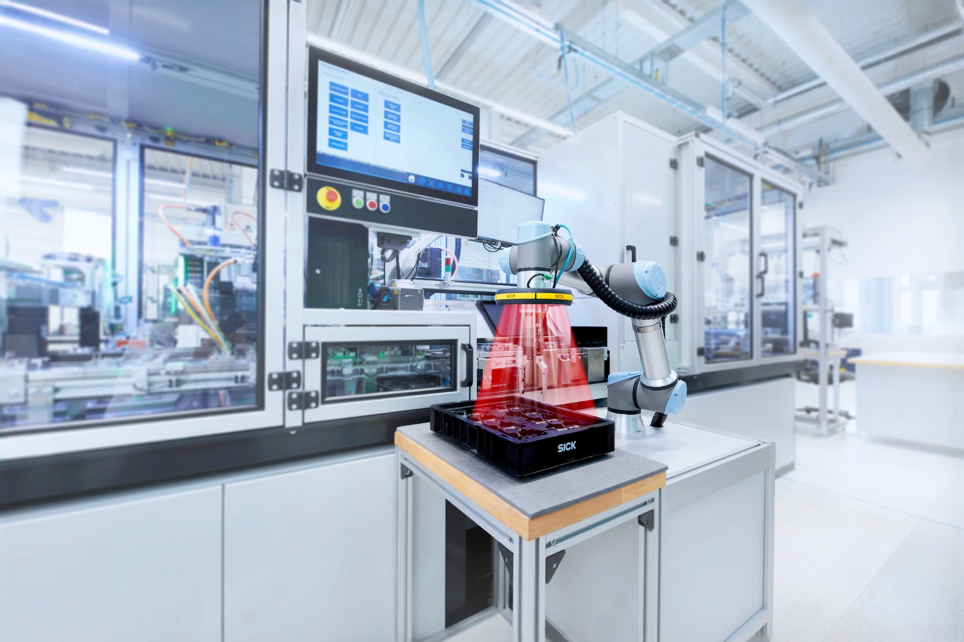 Bild von End-of-arm-safeguard montiert an einem Roboter der Marke Universal Robot (SICK, 2018)