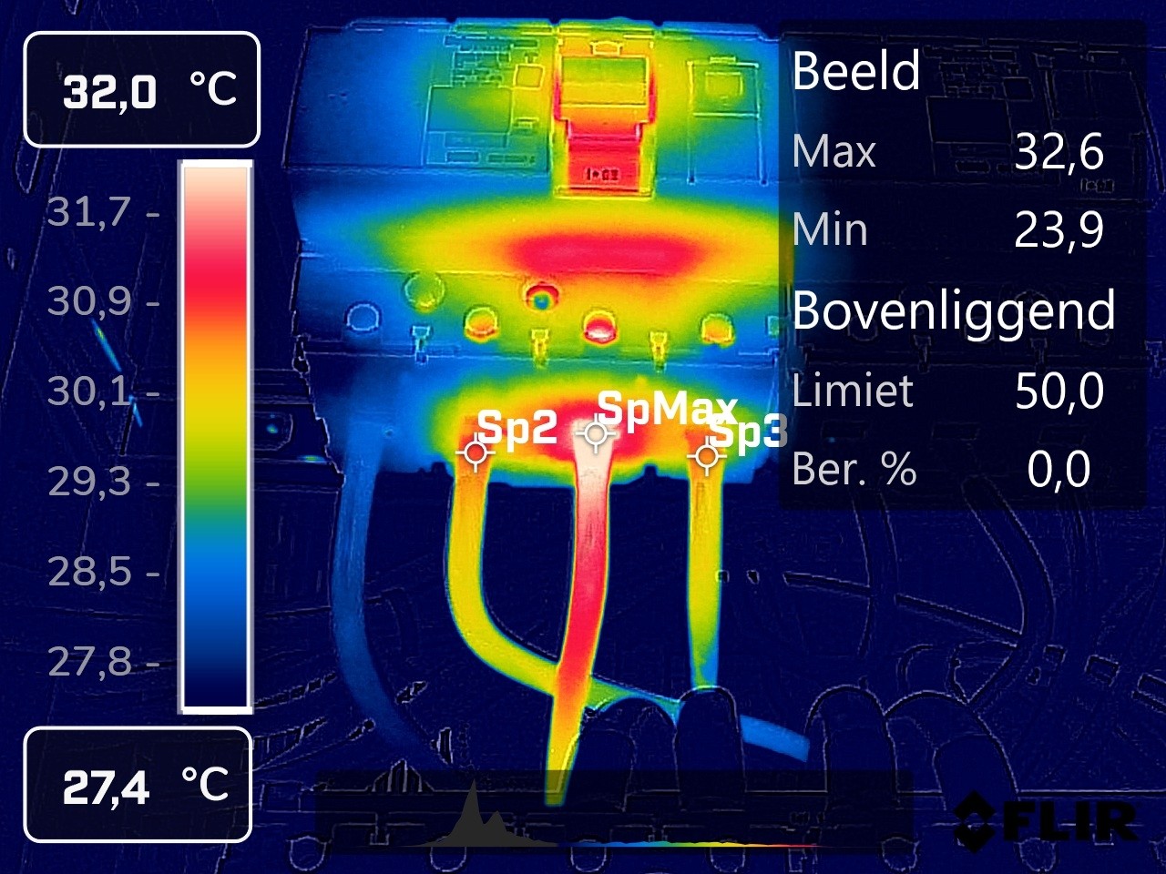 Thermografische inspectie van elektrische installatie door Kwootech in België – warmtebeeld toont hotspots en kabeltemperaturen