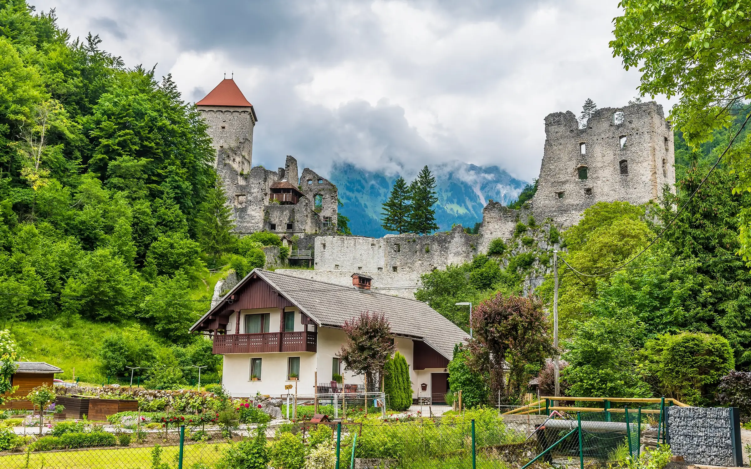 Kamen slott i den lille landsbyen Begunje i Slovenia | Expa Travel