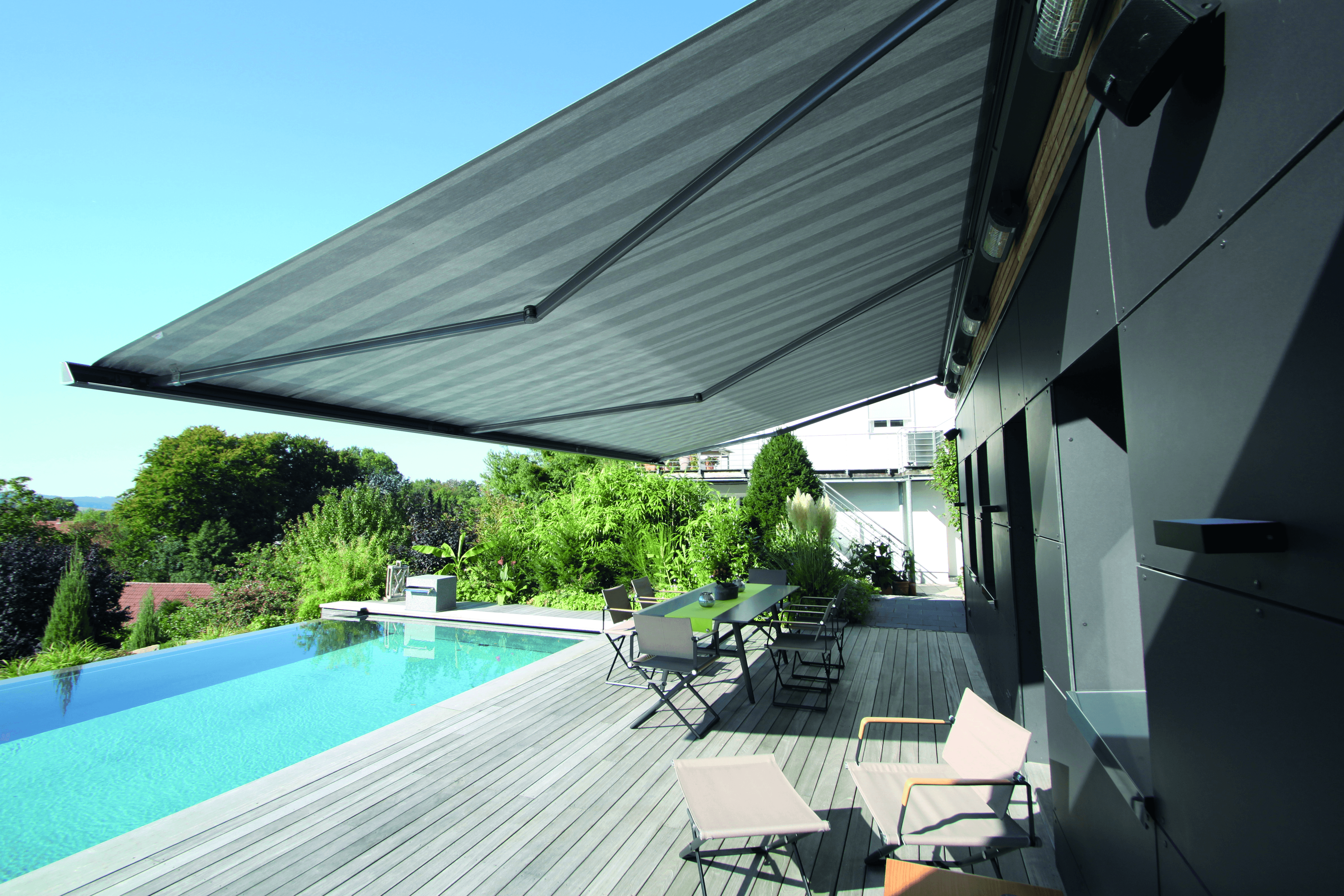 Markisen über Terrasse in Gütersloh, OWL; professionelle Montage und Maßanfertigung für Sonnenschutz und Insektenschutz.