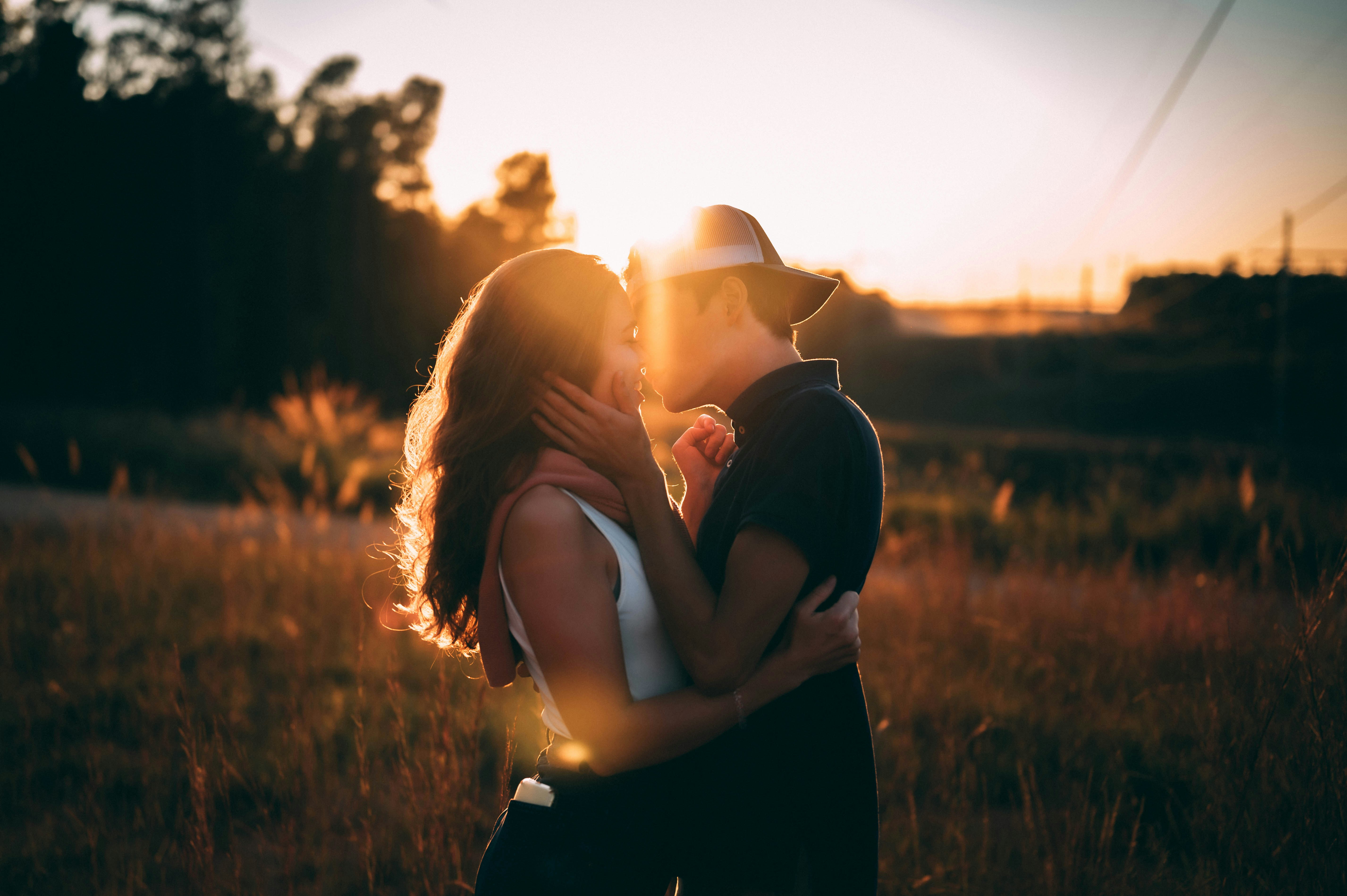 couple kissing