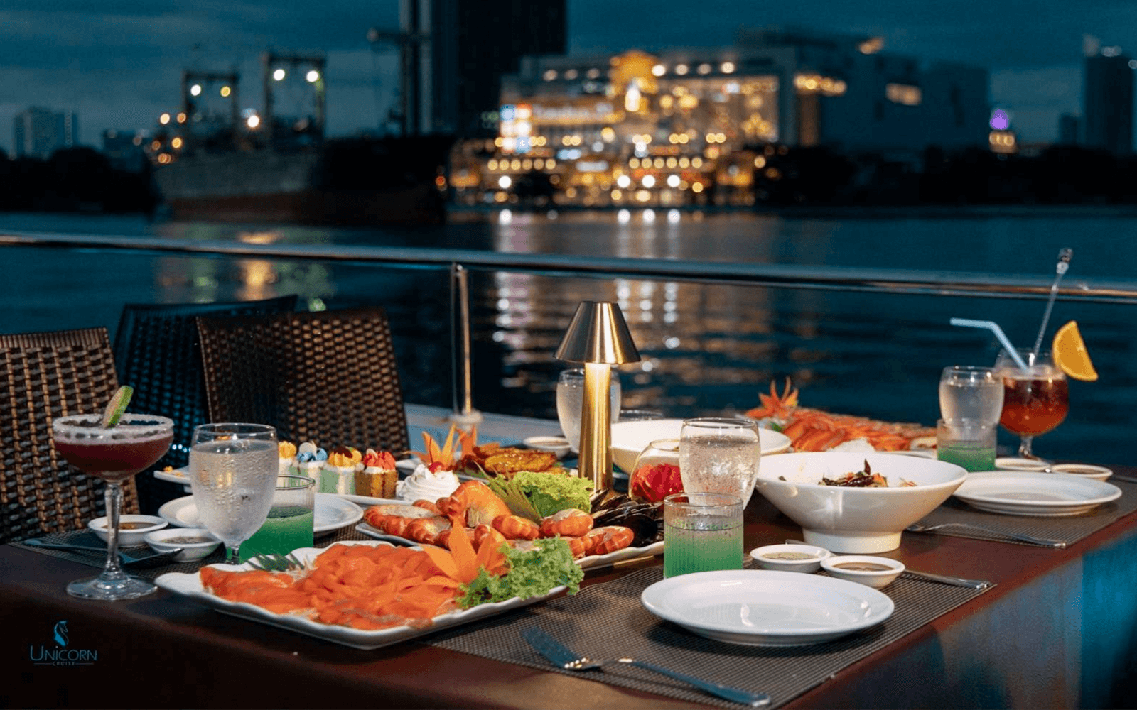 在曼谷的河上遊船晚餐，背景有海鮮和城市燈光。