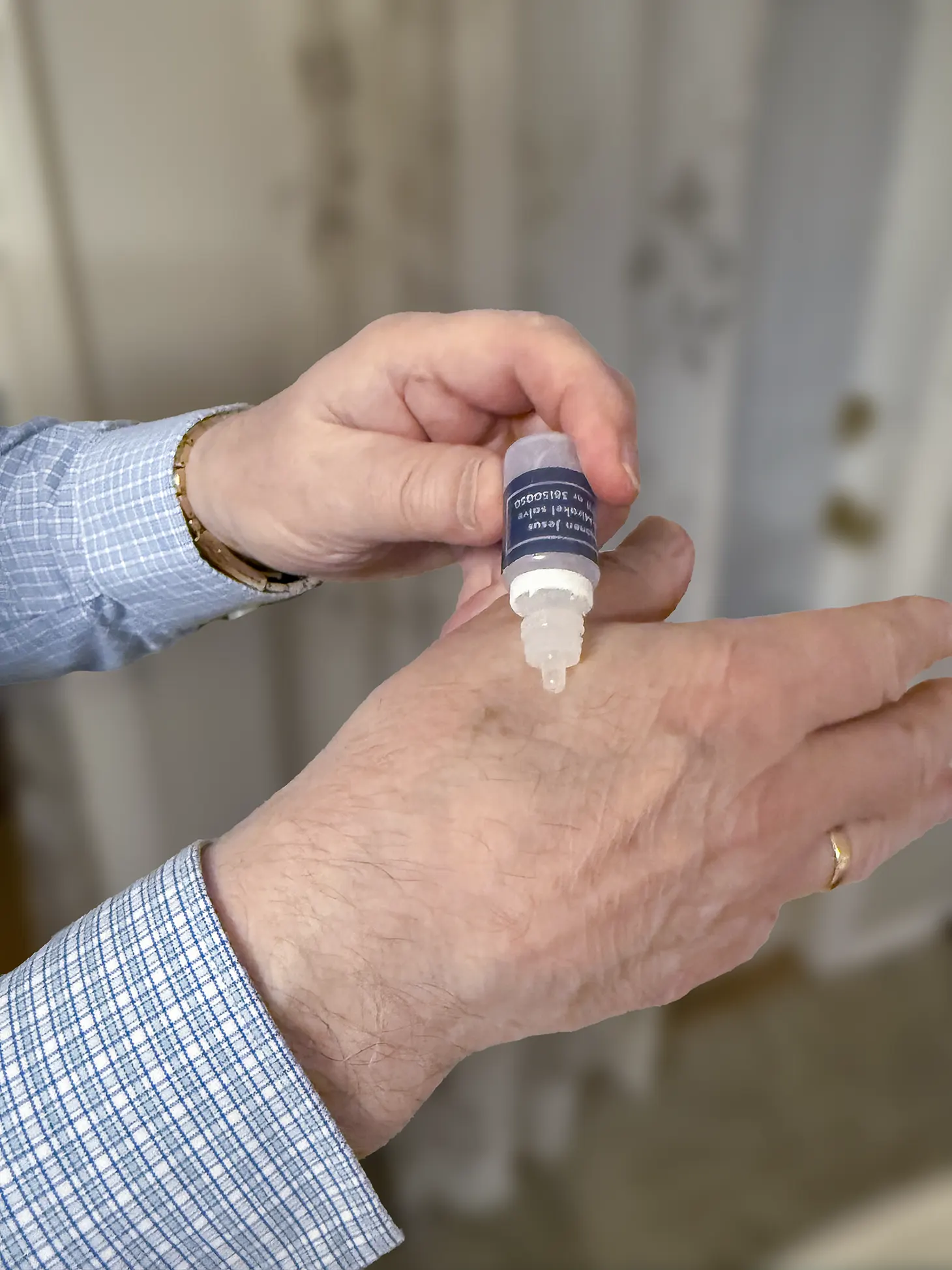 En person tar salveolje på sin hånd.