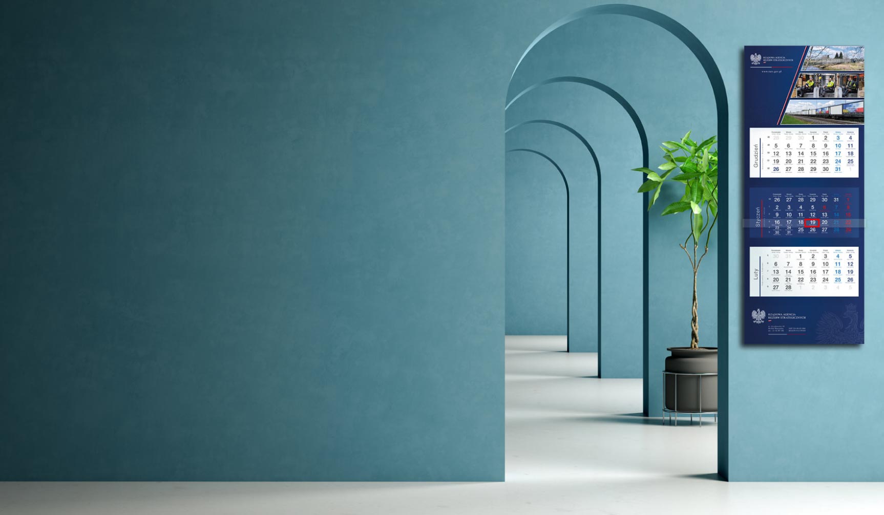 Mockup kalendarza plakatowego we wnętrzu, prezentujący identyfikację wizualną RARS.