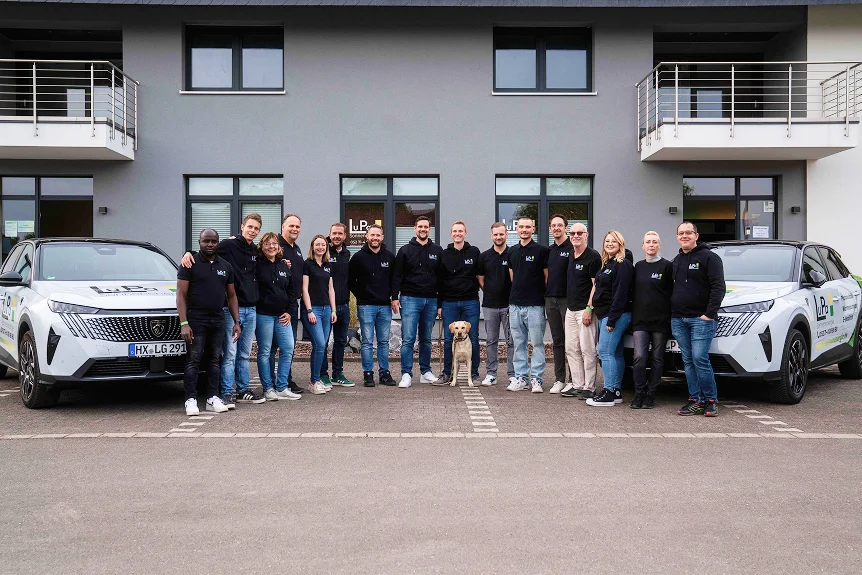 Das Team von LuPa Sonnenenergie GmbH vor dem Büro im Stahler Weg in Stahle bei Höxter.