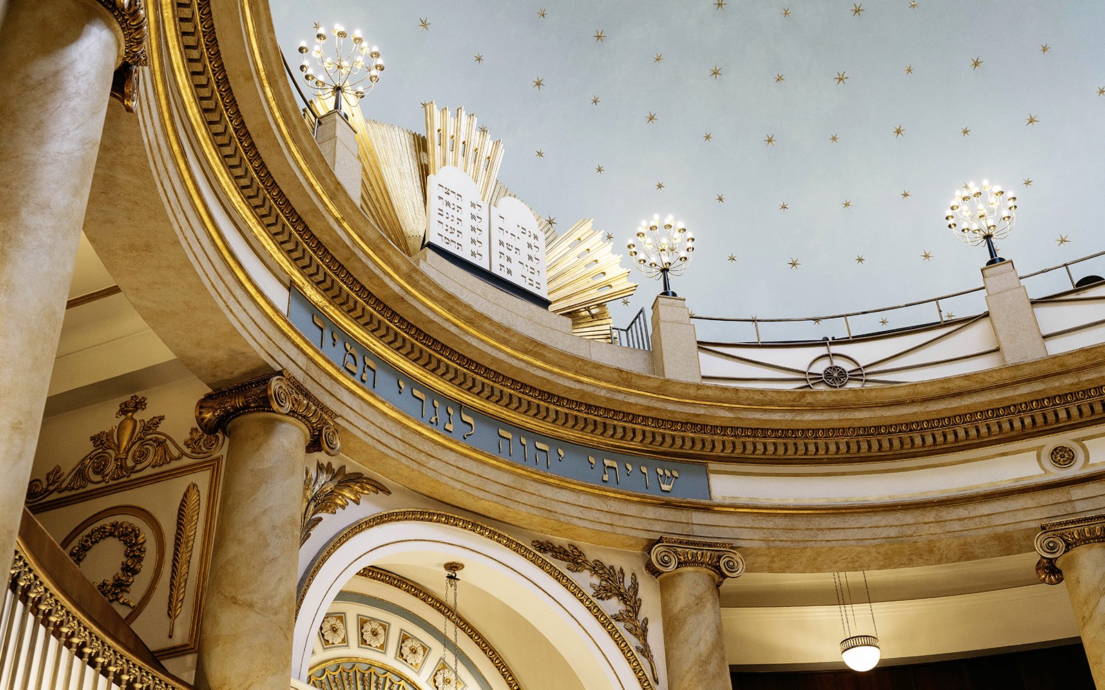 Interior del Stadttempel con columnas ornamentadas e inscripciones en hebreo, Viena.