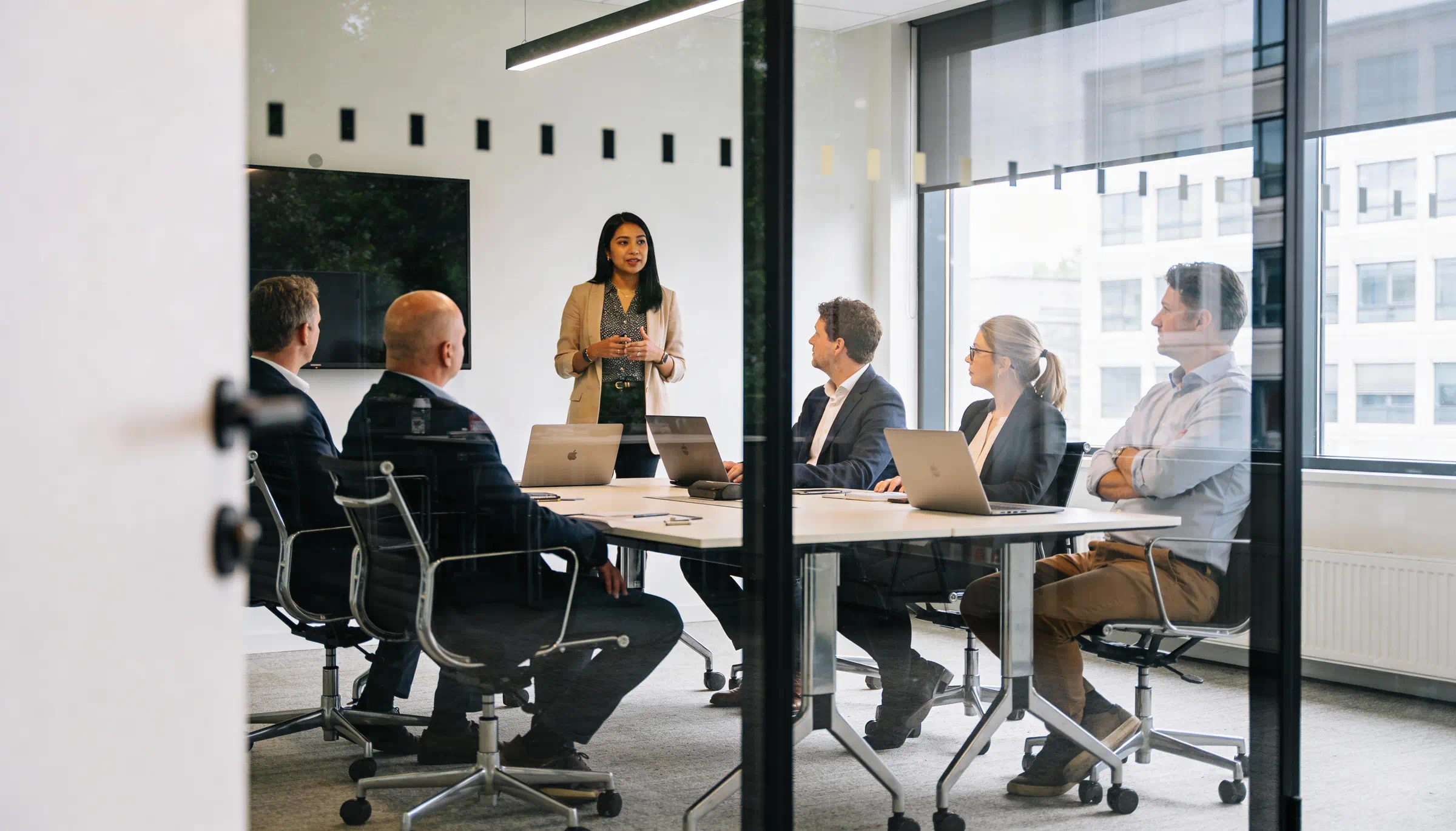 twee professionals praten over een b2b telemarkting campagne voor b2b afspraken