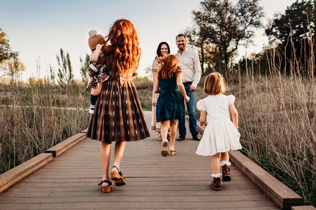 Familia con hijos paseando al aire libre, el tipo de protección adicional que ofrece el capital constante en el seguro de hipoteca