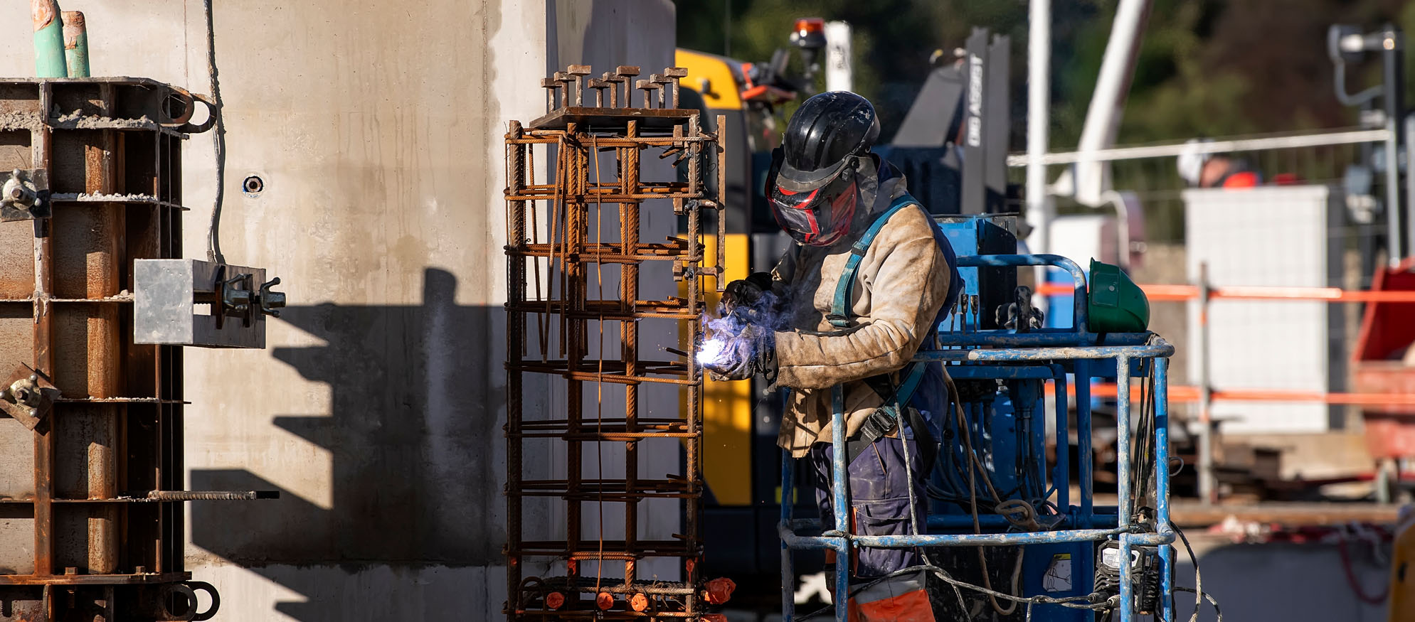 Soudeur professionnel en nacelle soudant une armature béton sur chantier Bouygues à Lille – Nord | Photographe pro Anteale | Yann Manac’h