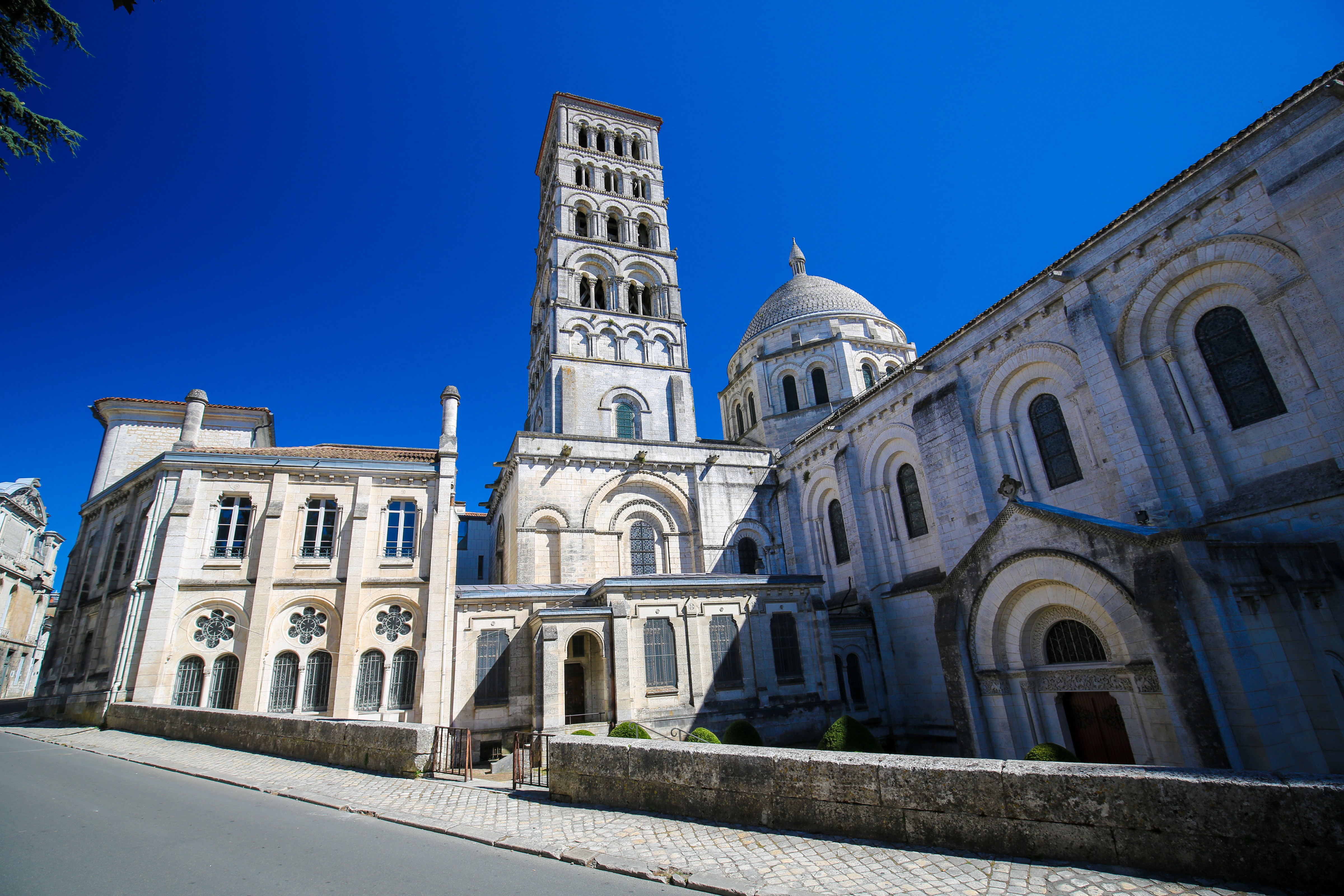 ESN Angouleme : photographie de la cathédrale romaine d'Angoulême