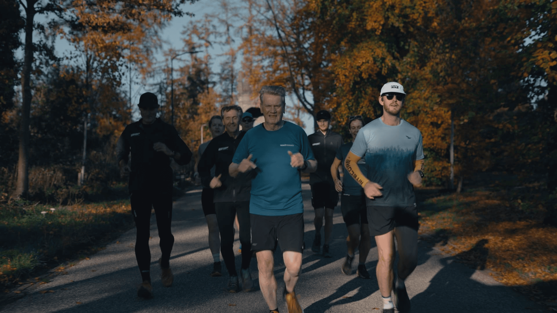 Groep hardlopers op een bospad in de herfst