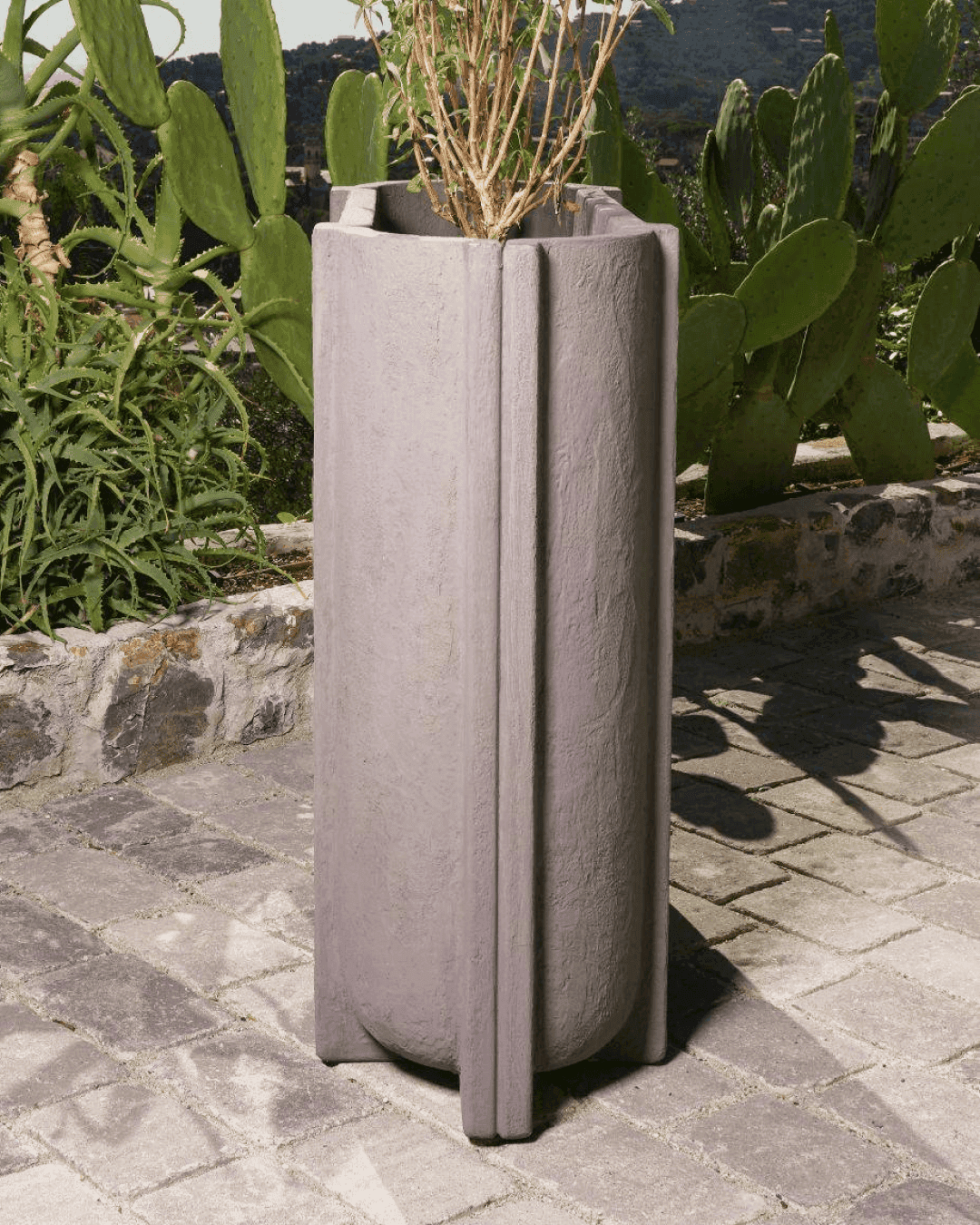 Jardineras con efecto cemento realizadas en monobloque de polietileno
