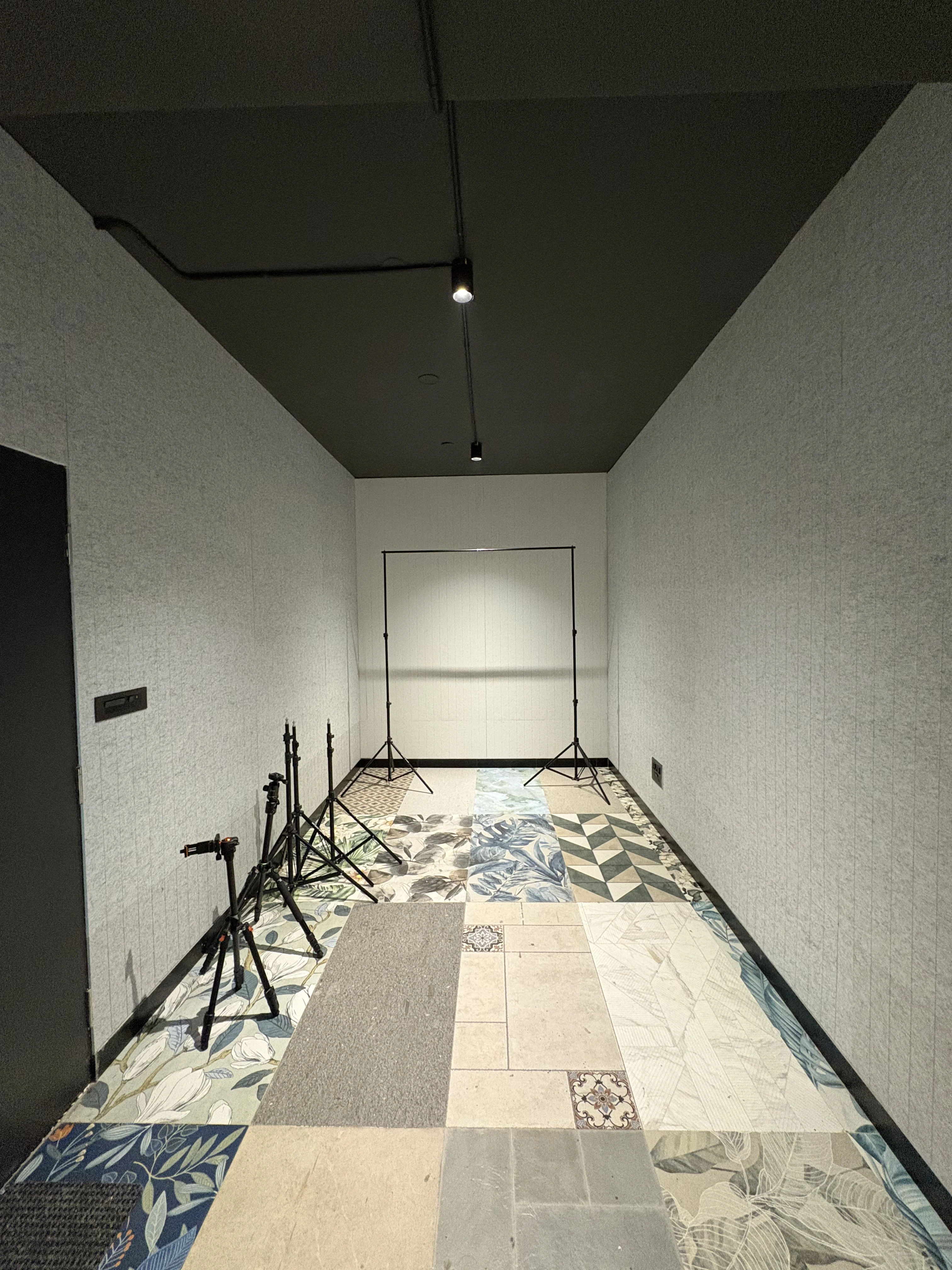 A studio room with tripod stand