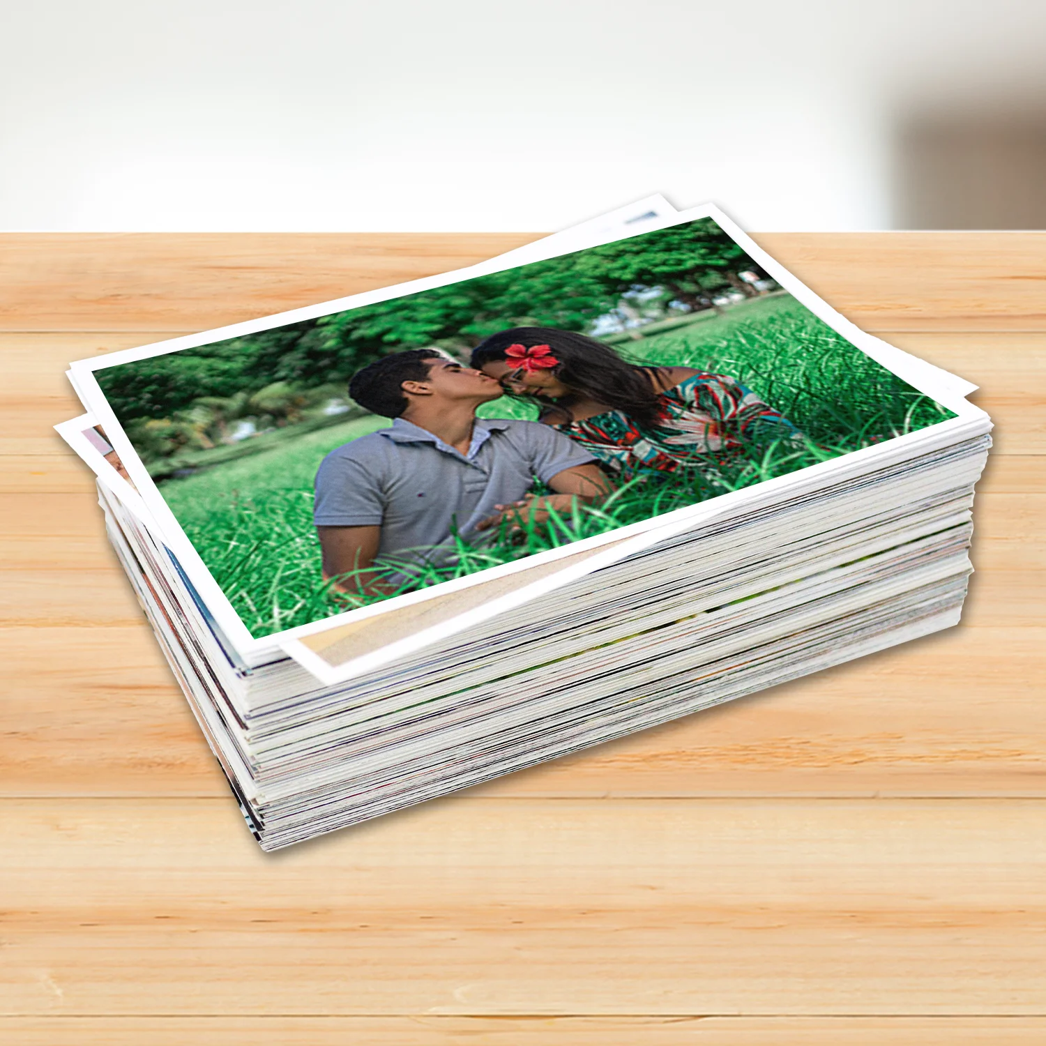 Fotolivro de capa dura no tamanho 21x30cm aberto e fechado em loop.