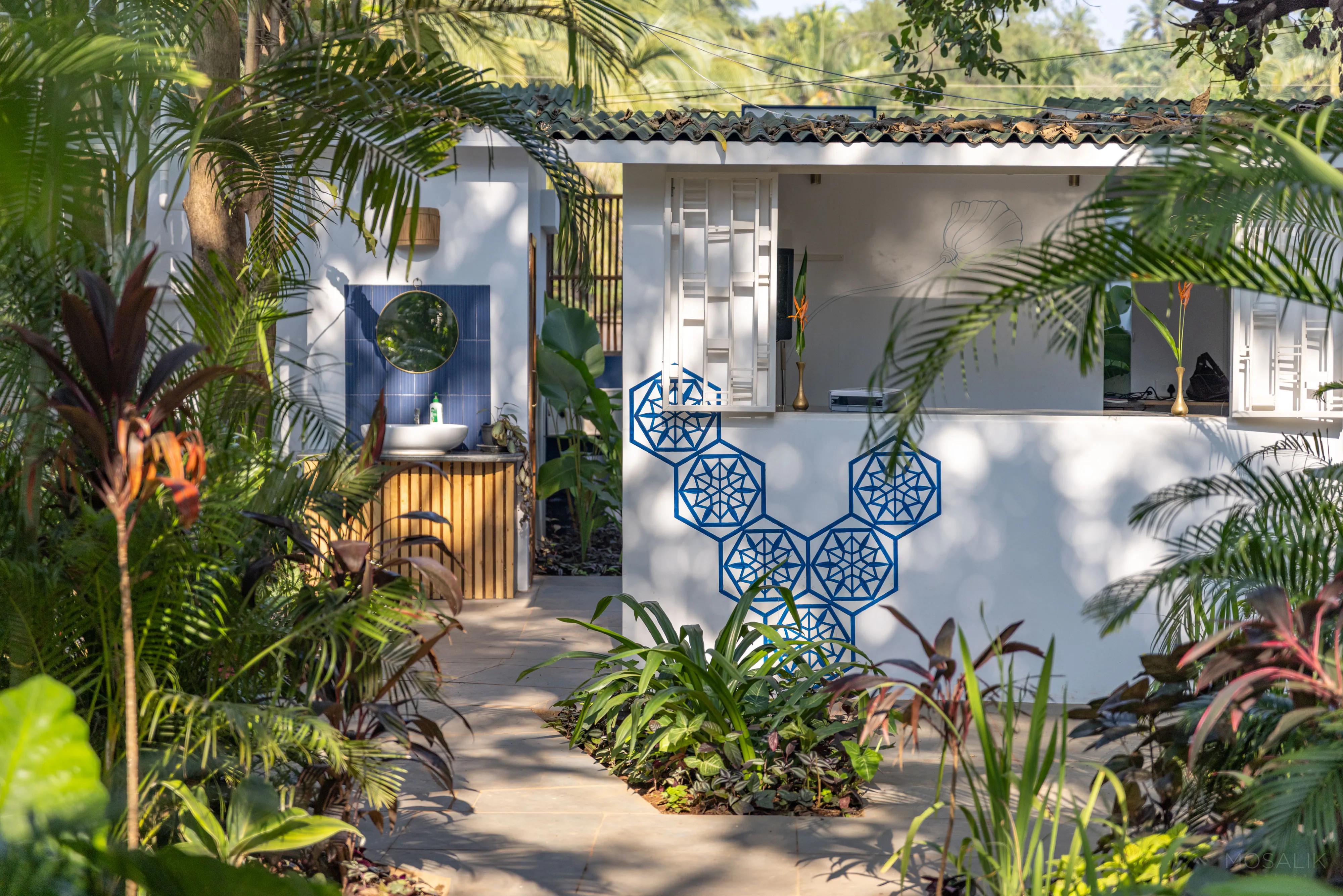 Blue jaali motif painted on the garden rooms at Jaali Blue