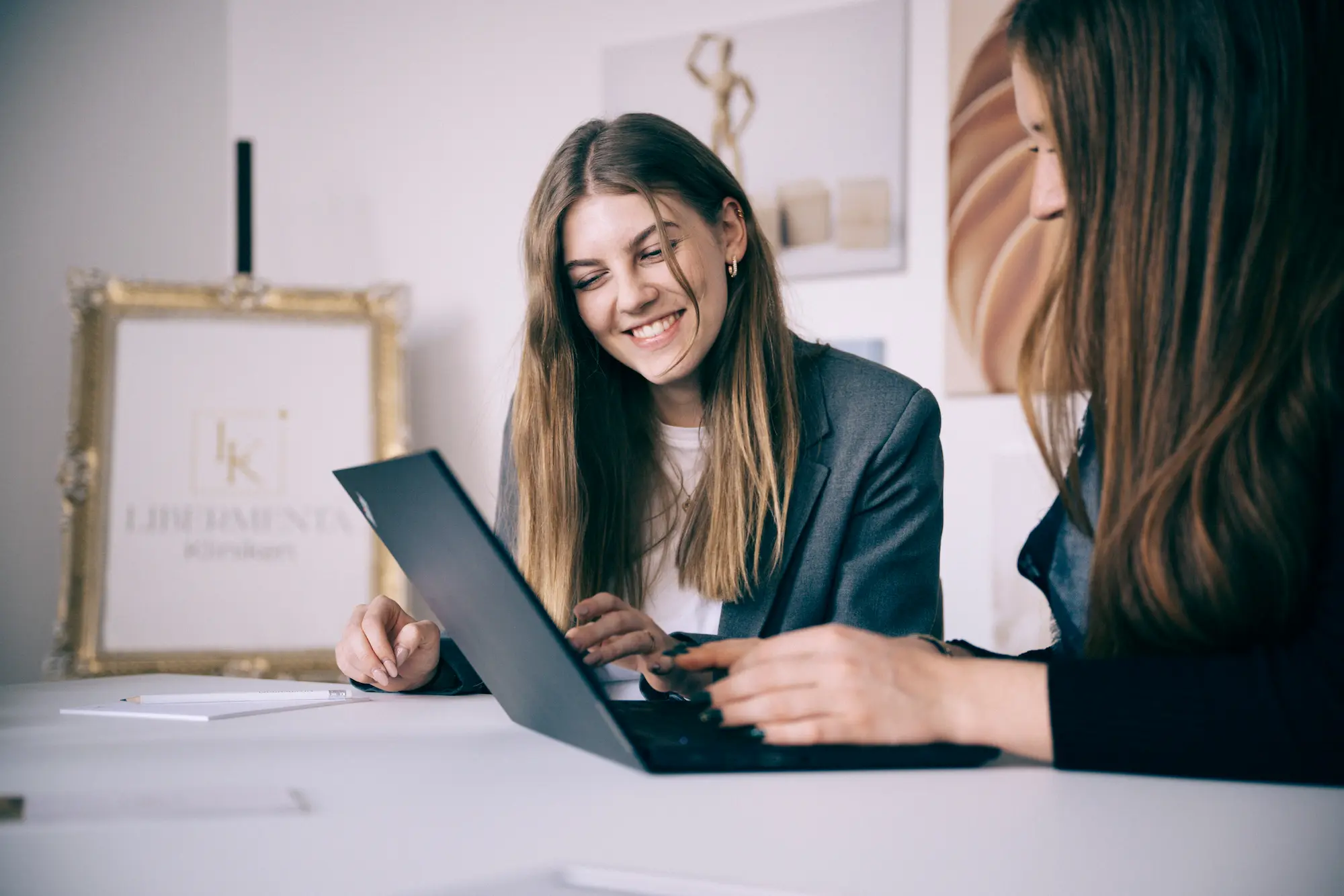 Commercial Photography Stuttgart by Dominik Türk, two poeple sitting in an office
