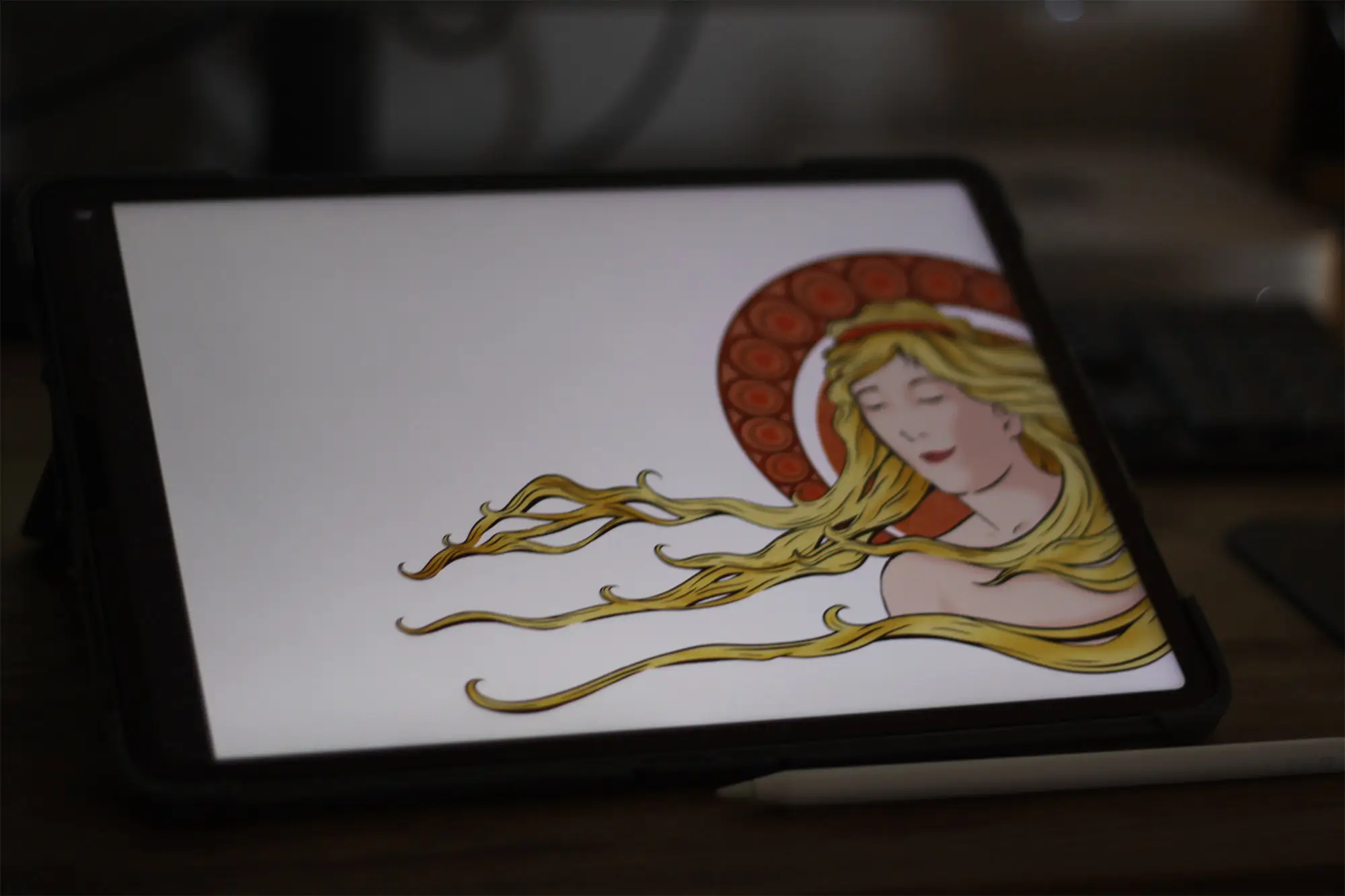 Ipad avec posé sur un bureau avec une illustration en plein écran