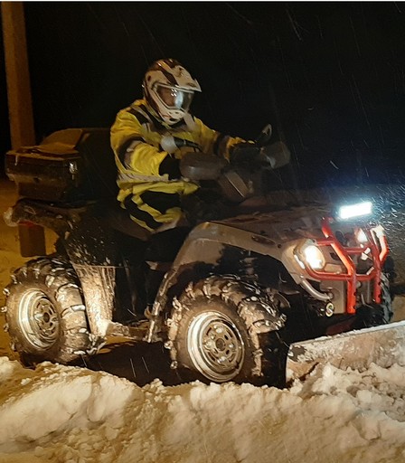 Quad odśnieżający chodnik