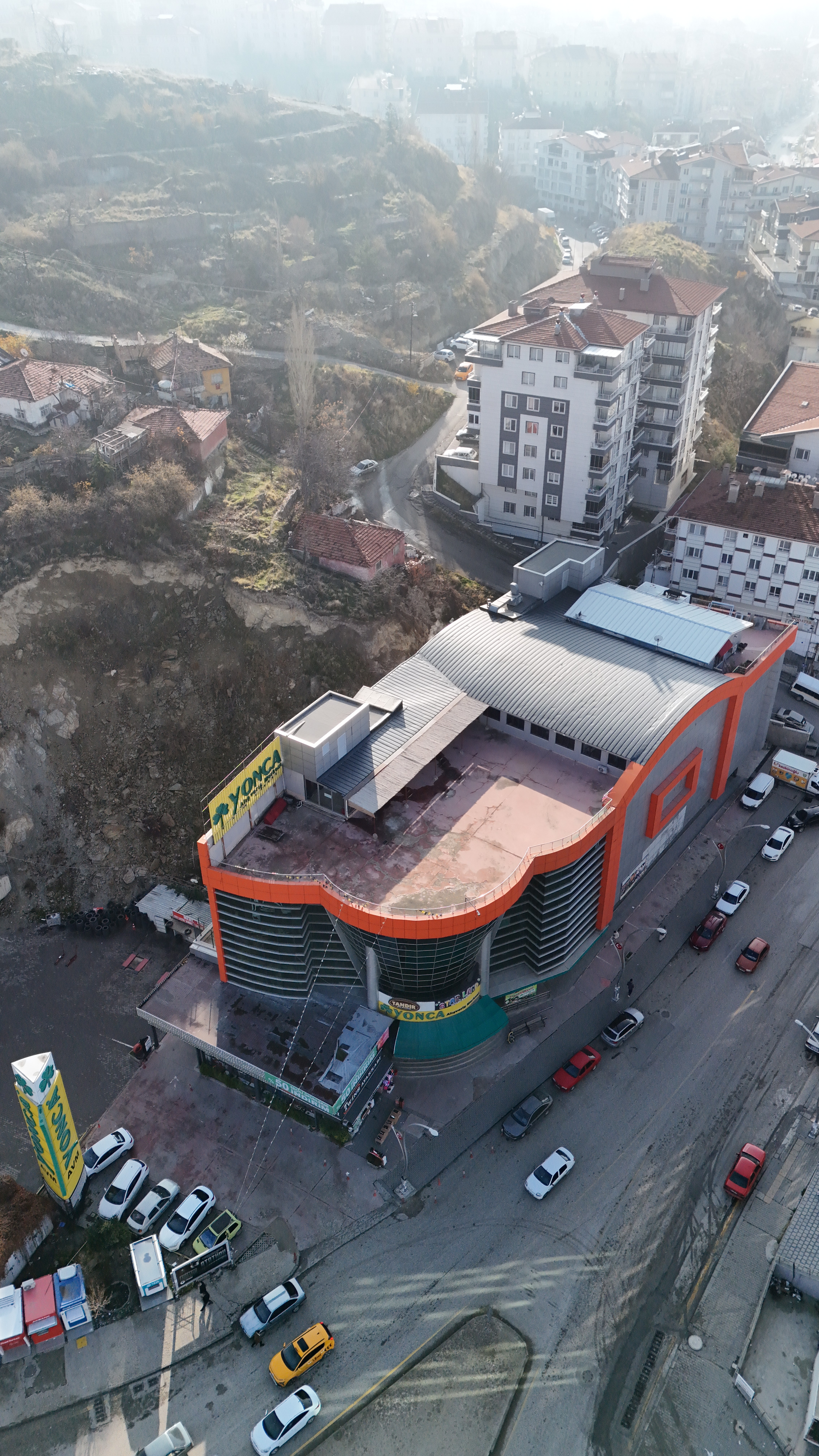 Katlara yayılan geniş alanları ve düzenli yapısıyla rahat bir alışveriş deneyimi sunar.