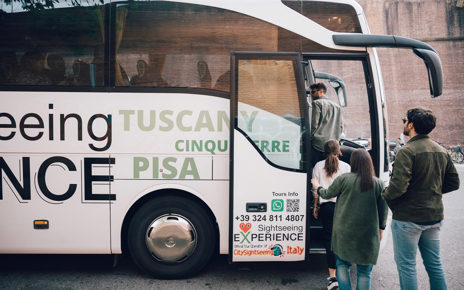 Turister går ombord på en sightseeingbus til en dagsudflugt til Cinque Terre, Italien.