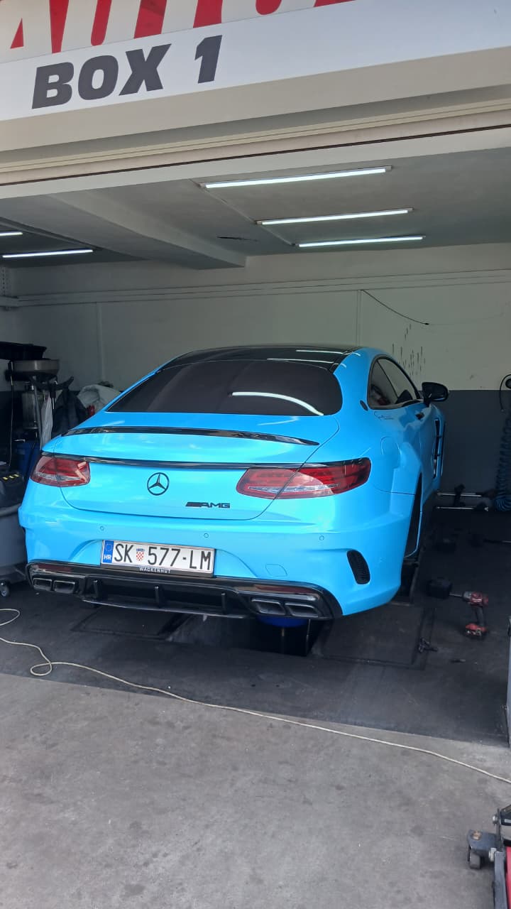 Ugradnja originalnih dijelova i popravak vozila Mercedes na dizalici