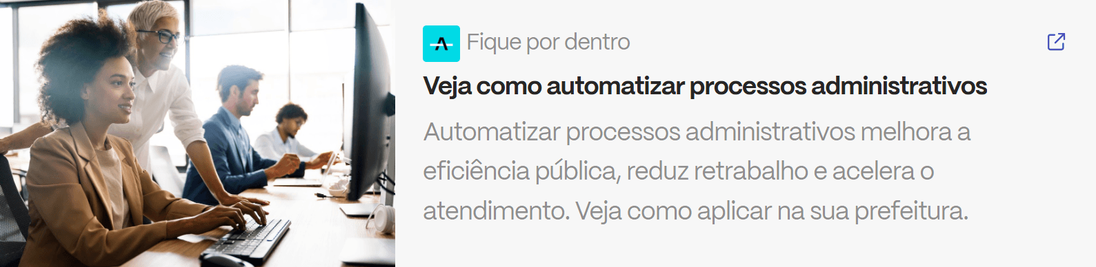 Servidores públicos trabalhando em escritório moderno com computadores, representando a automação de processos administrativos nas prefeituras.