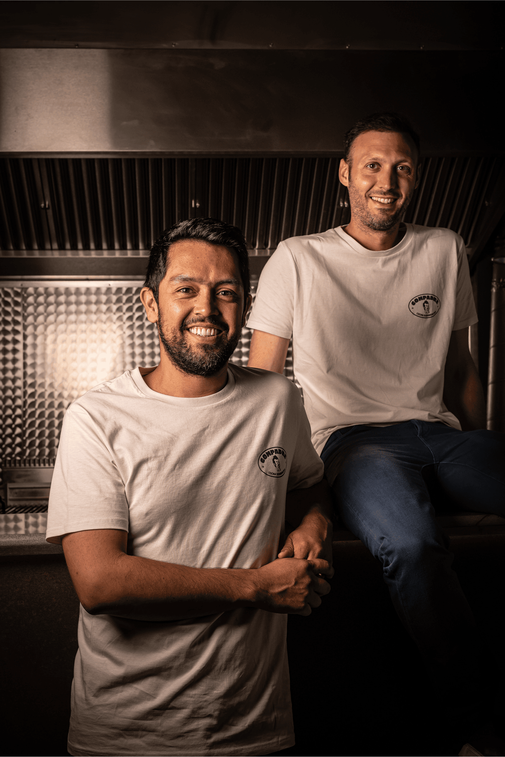 Portrait de Felipe Camargo (chef colombiano) et Hugues Chevallereau (directeur de salle et associé), fondateurs du restaurant latino Compadre à Paris, incarnant la fusion de la gastronomie sud-américaine et de l’hospitalité française