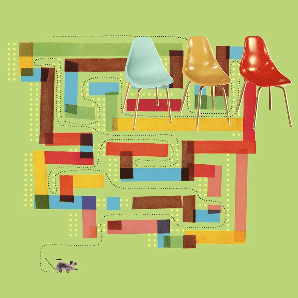 Sillas de colores pastel sobre fondo verde con diseño geométrico.