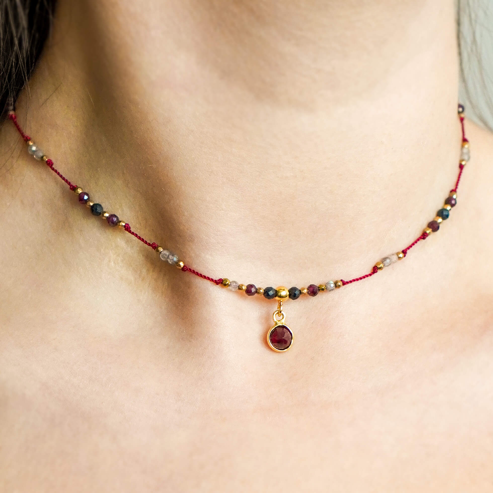 Naszyjnik boho na jedwabnej nici z granatem szafirem i labradorytem