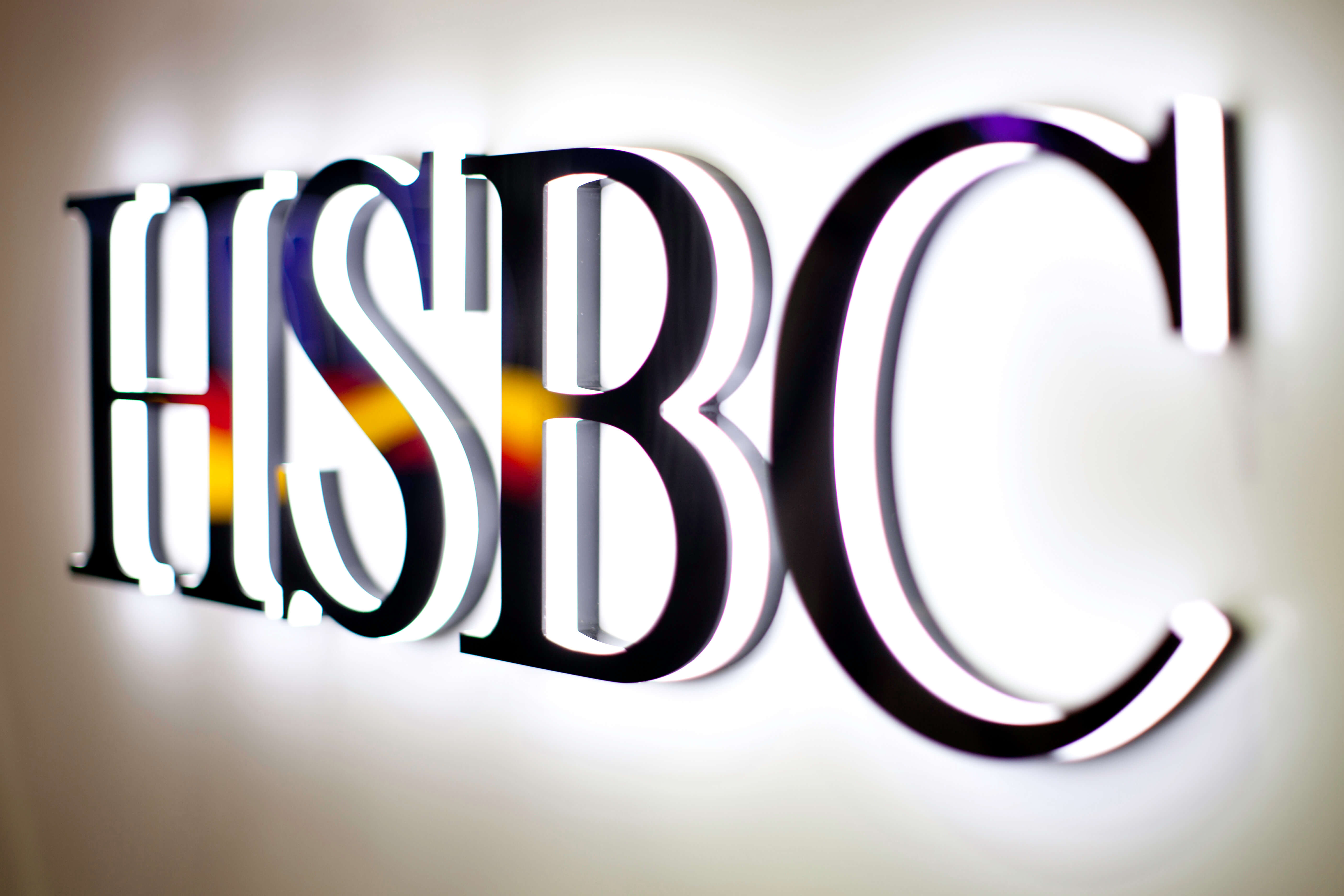 Světelné logo HSBC s podsvícením