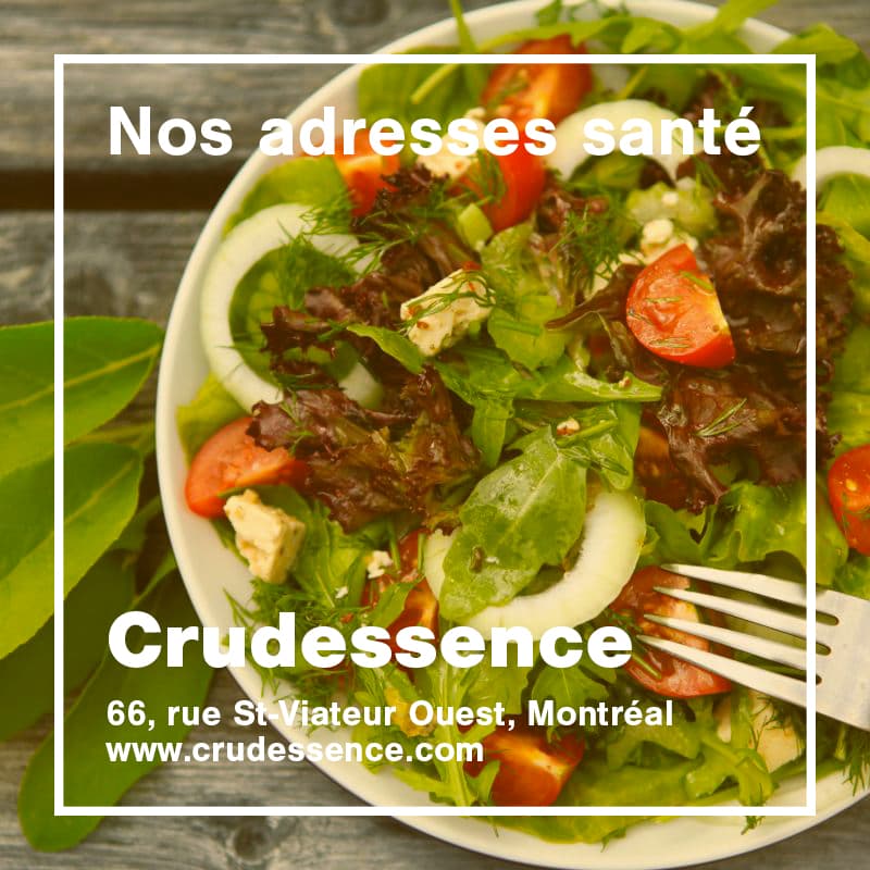 Top-down view of a fresh salad with cherry tomatoes and leafy greens, with overlaid text: 'Nos adresses santé – Crudessence, 66, rue St Viateur Ouest, Montréal – www.crudessence.com'.