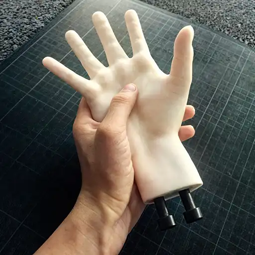 menselijke hand houdt een 3d geprinte hand vast