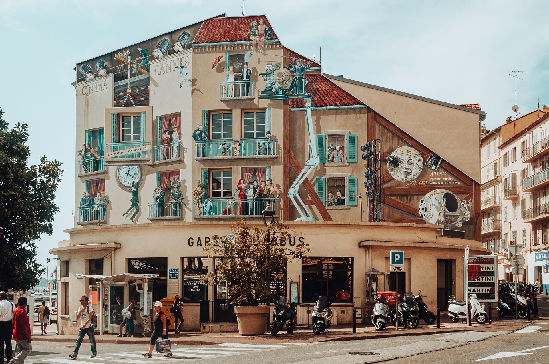 Peinture murale représentant Jean-Paul Belmondo dans une rue de Cannes.
