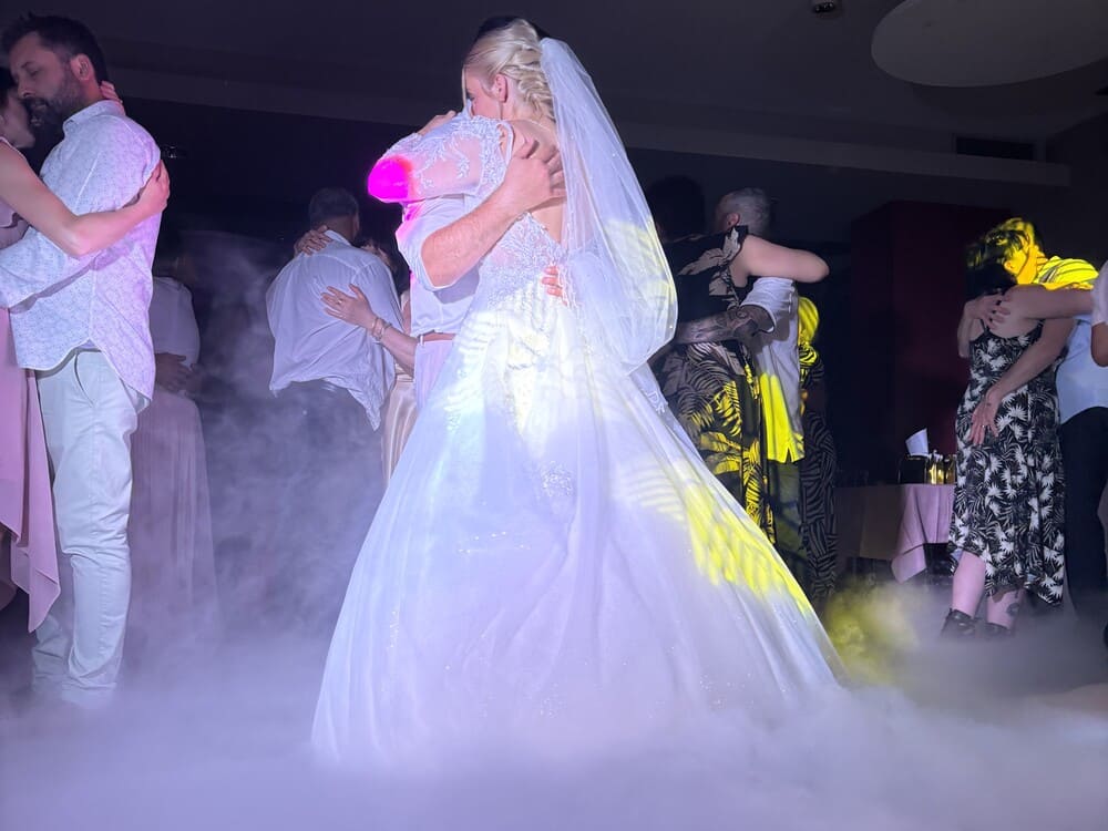 Animation mariage avec effet fumée sur la piste de danse et éclairage professionnel signé SVD Production dans les Hauts-de-France.