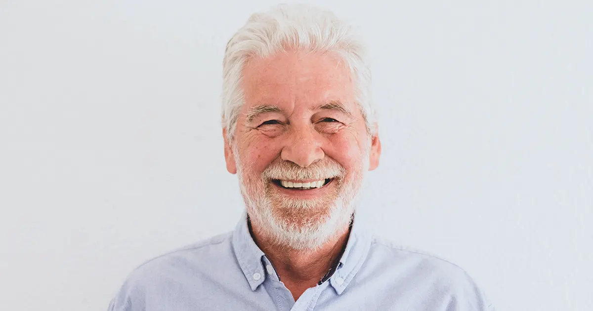 Glad mann som er blitt kvitt en vorte i ansiktet.