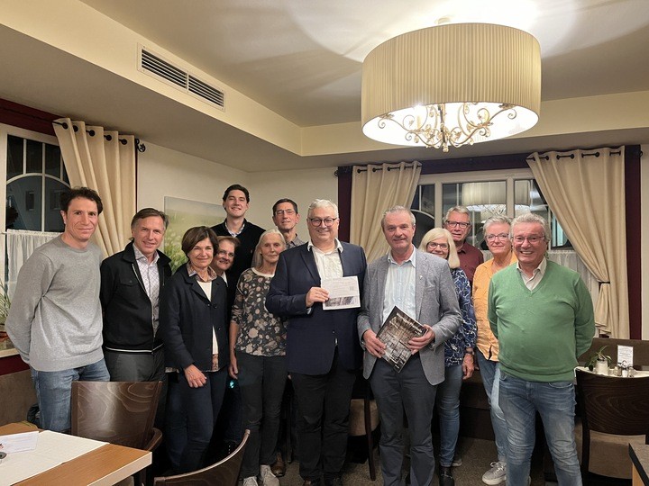 Der Clubpräsident übergibt eine Spende zur Kirchenrenovierung.