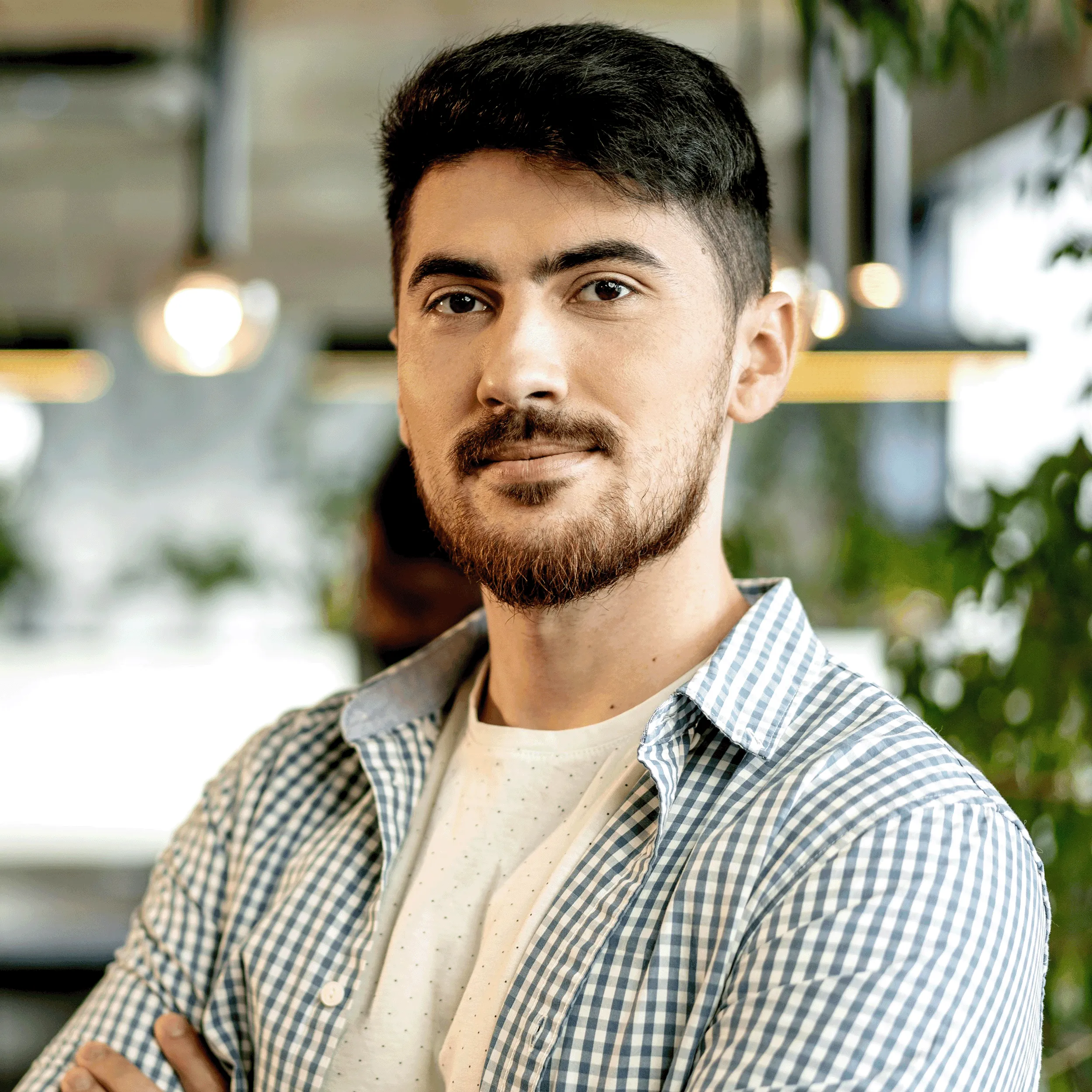 Homem cliente da Energia Solar por Assinatura da Matrix