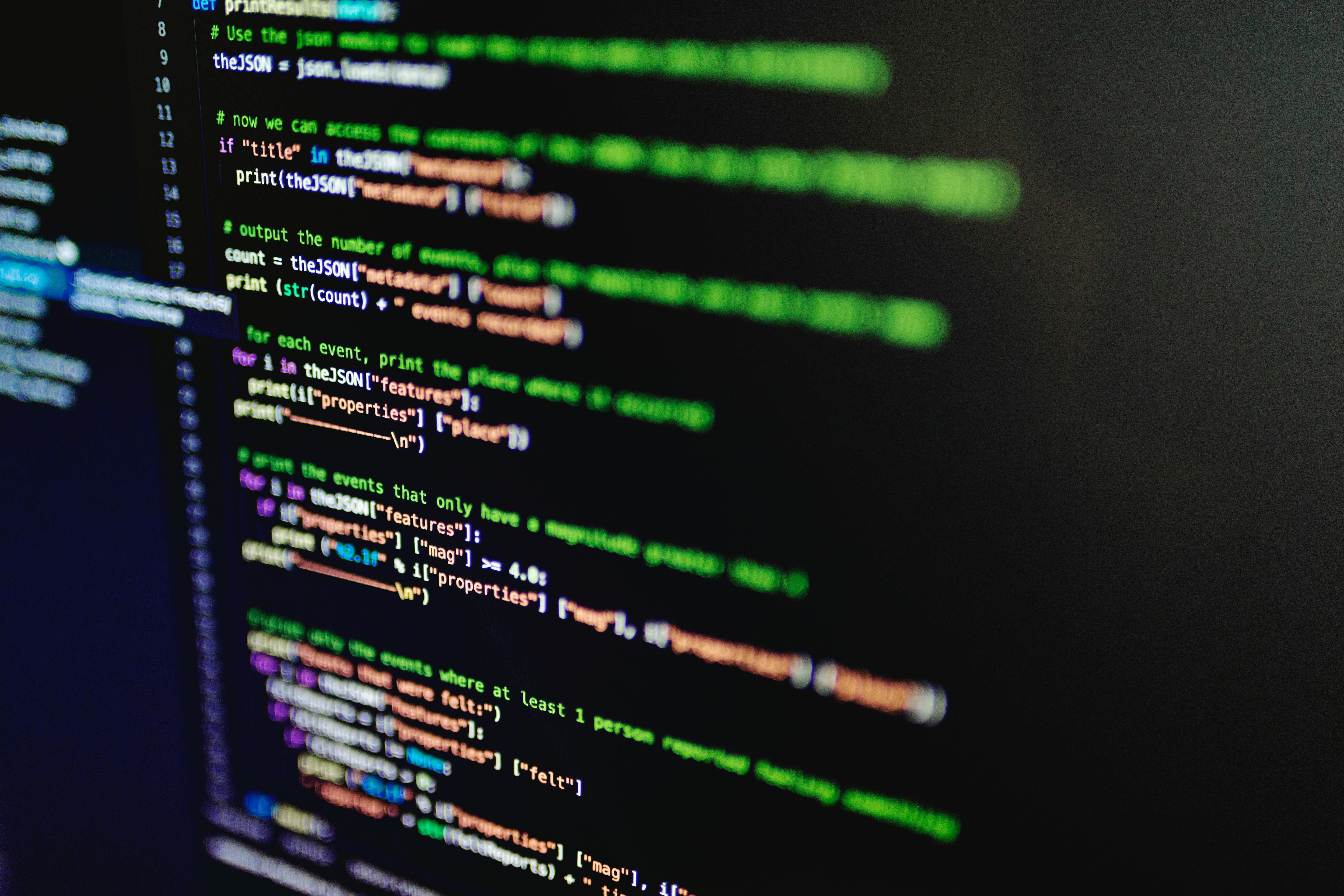 Schermo di computer con righe di codice evidenziate in vari colori, rappresentazione di analisi e sviluppo informatico.