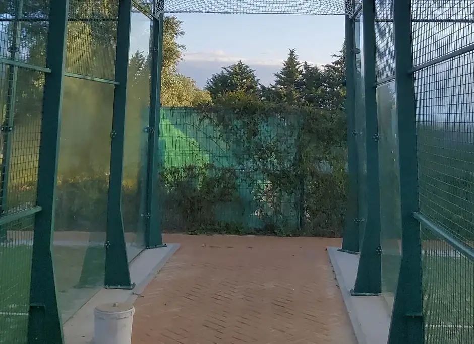 atico con vela de sombra crema sobre el mar