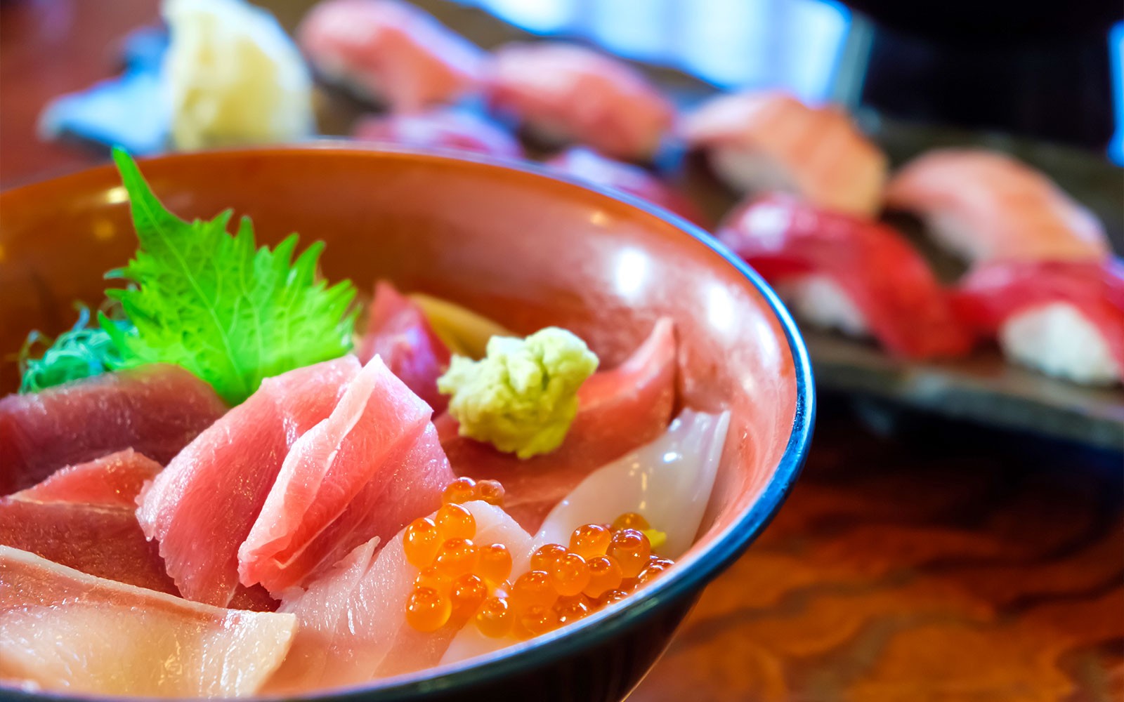 ટોક્યો, જાપાનમાં માઈસાકી મગુરો માછલીના બજારમાં યાત્રિકો કેય્ક્યુ લાઇન દ્વારા દિવસભરની પ્રવાસ પર છે.