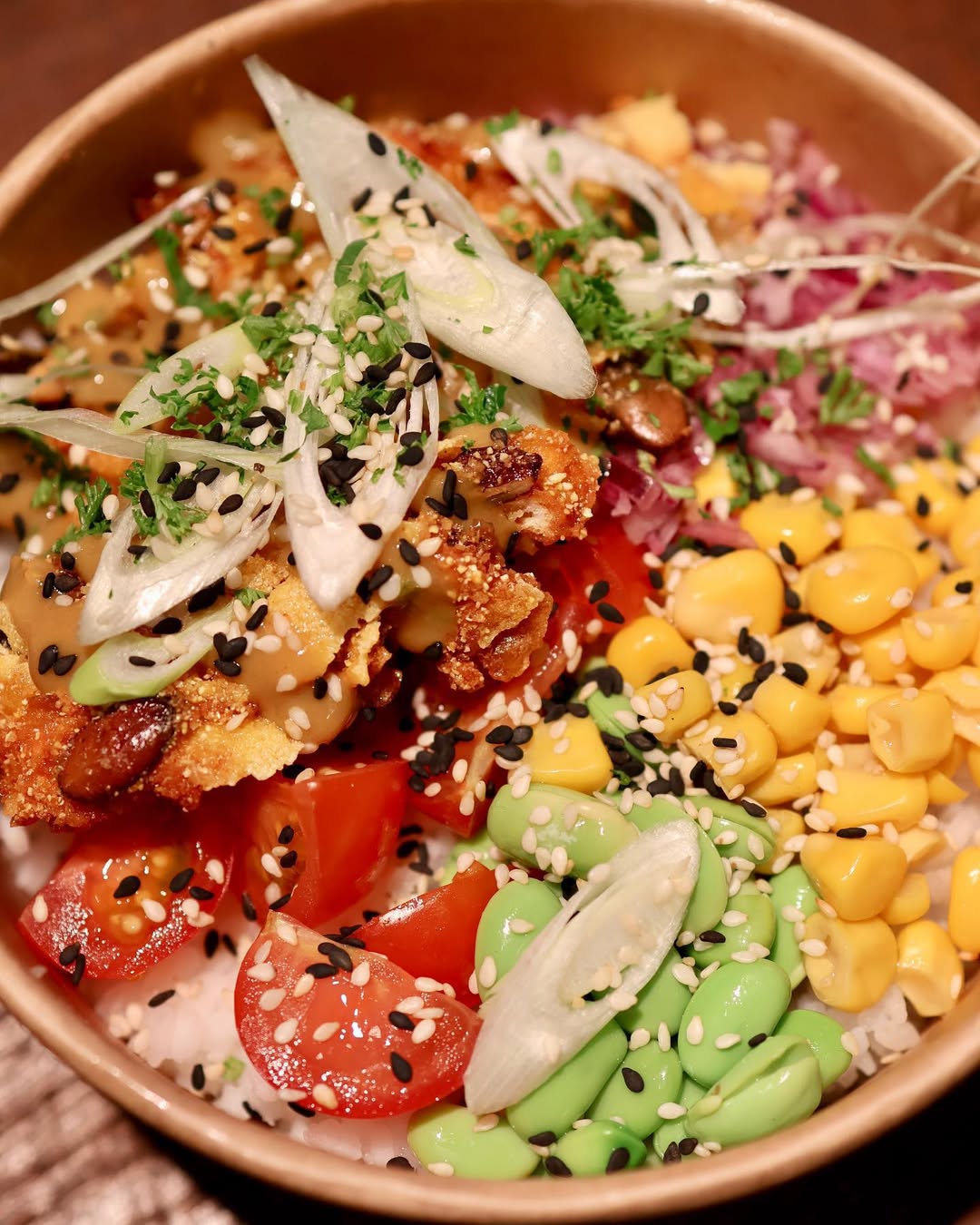 Gedeckter Holztisch im kAlps mit Menükarten, Weingläsern und Trockenblumen in einer Vase.