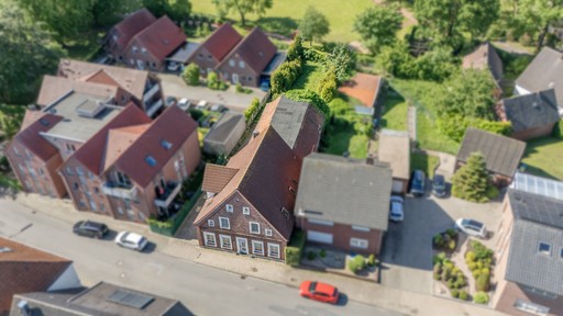 Schräge Luftaufnahme der Rückseite eines Einfamilienhaus in Ottenstein, Gartenfläche und angrenzender Bebauung.