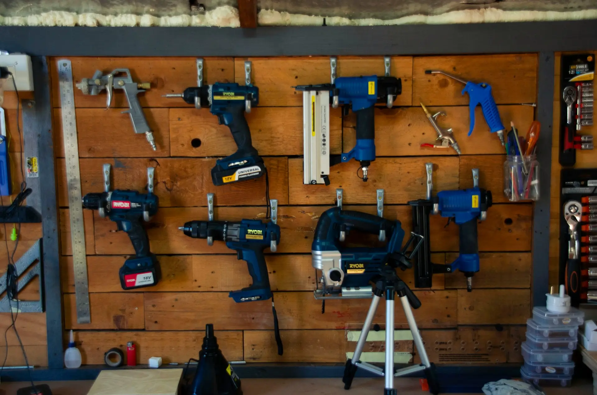 Painel de ferramentas com furadeiras, parafusadeiras e outros equipamentos.