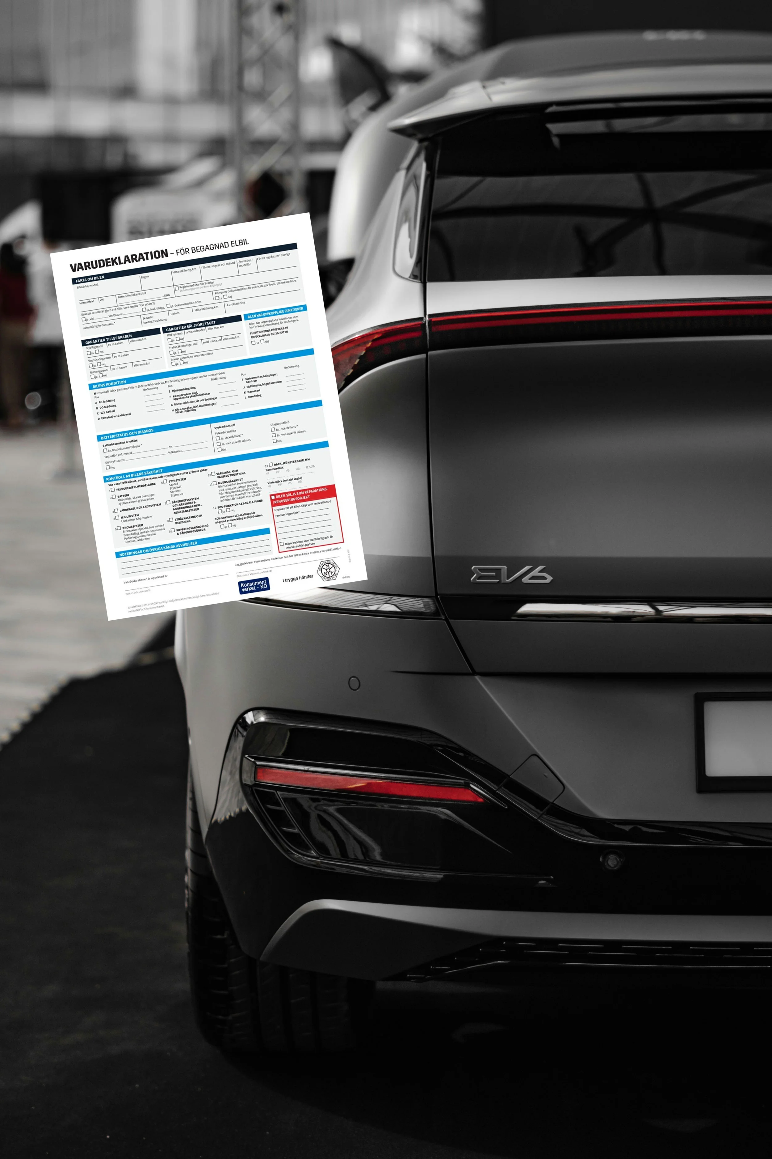 Grå Kia EV6 med ett dokument för VDN för batteritest av elbilar för begagnade bilar.