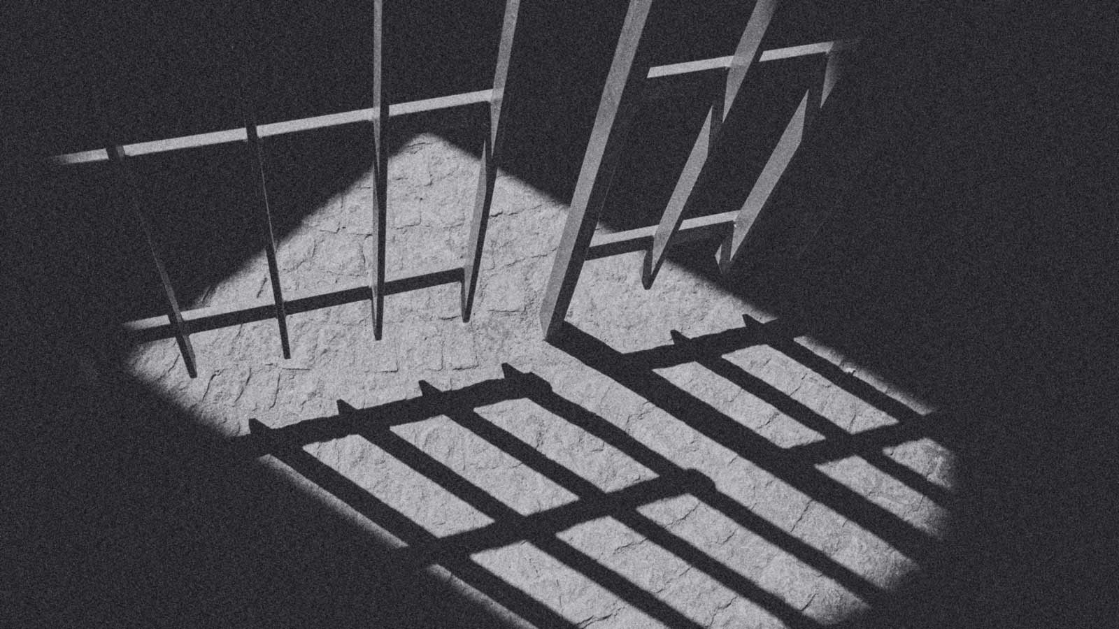Foto en blanco y negro de las rejas en una cárcel, en la columna "Justicia: un rayo de luz en las celdas" de IdeaPaís. 