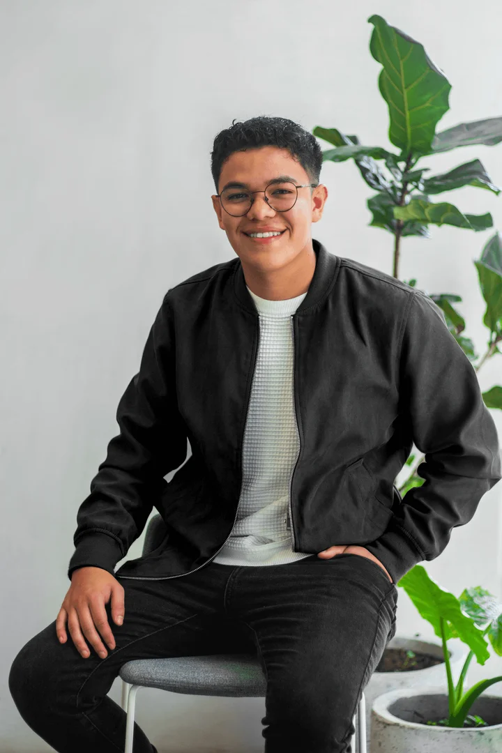 Portrait of Oseas Puente, Lead Graphic Designer at Zynergy Media