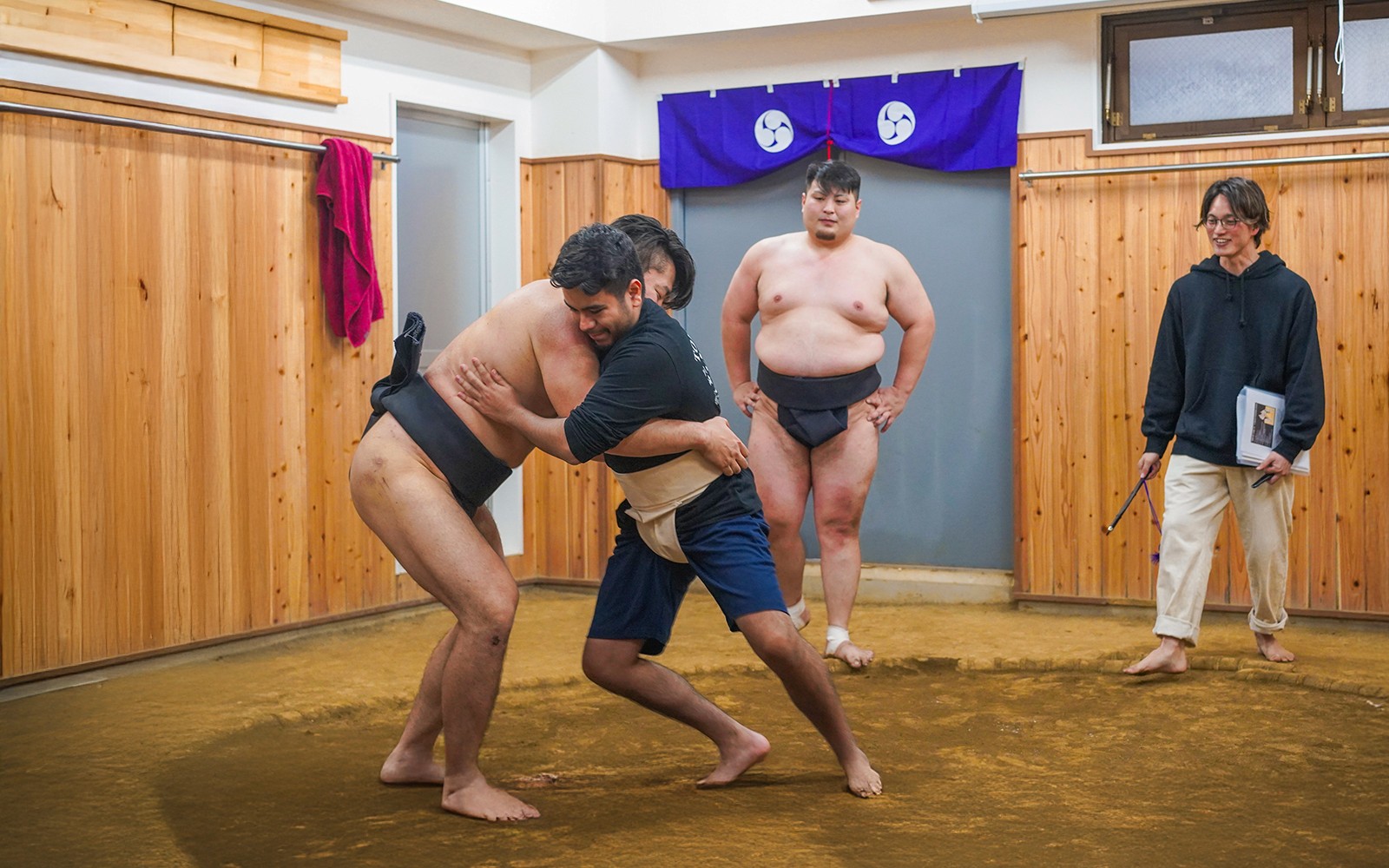 Pegulat sumo berlatih di dojo Tokyo selama Pengalaman Gulat Sumo.