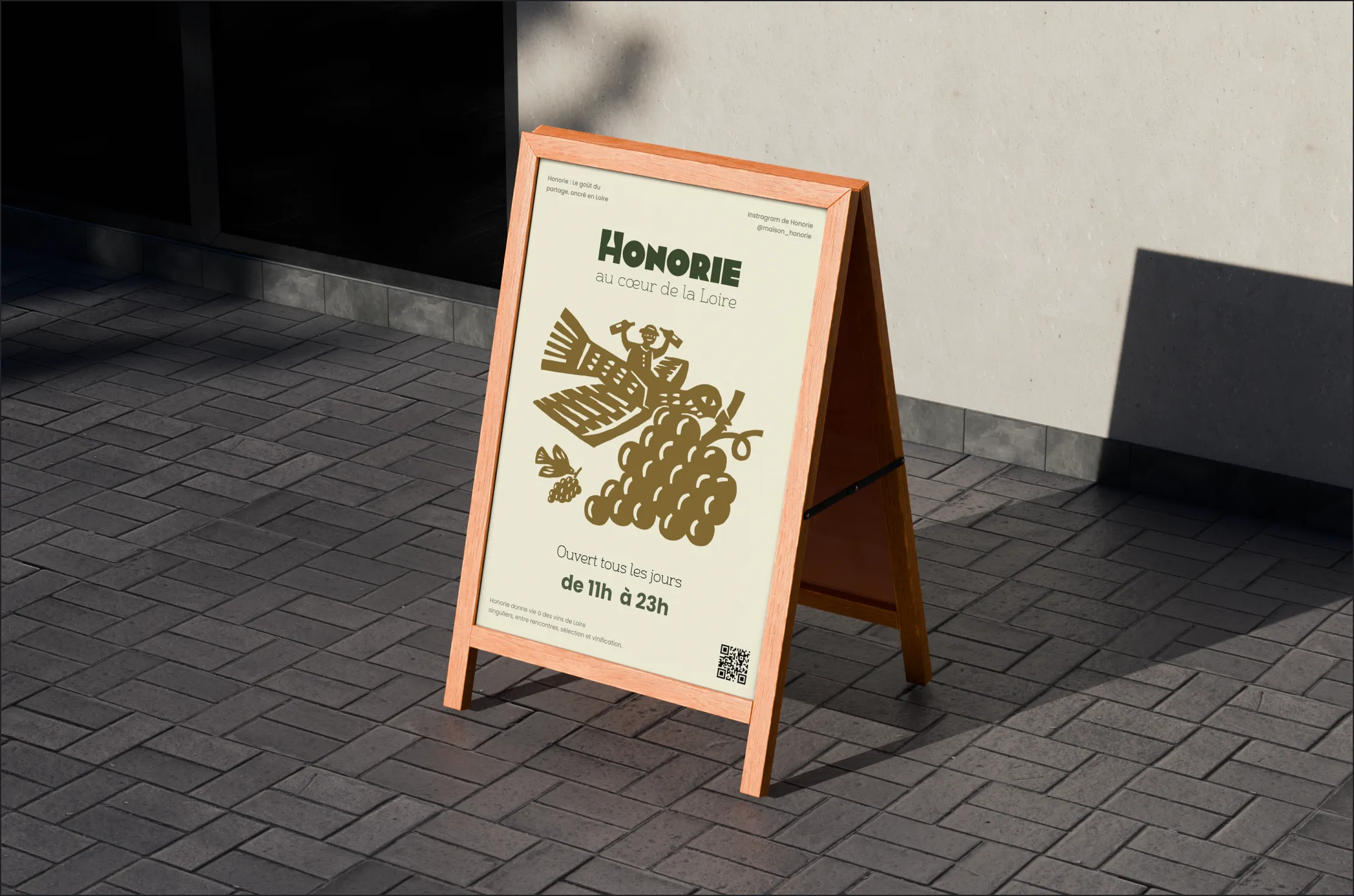 Chevalet Honorie illustrant l’identité visuelle de la marque