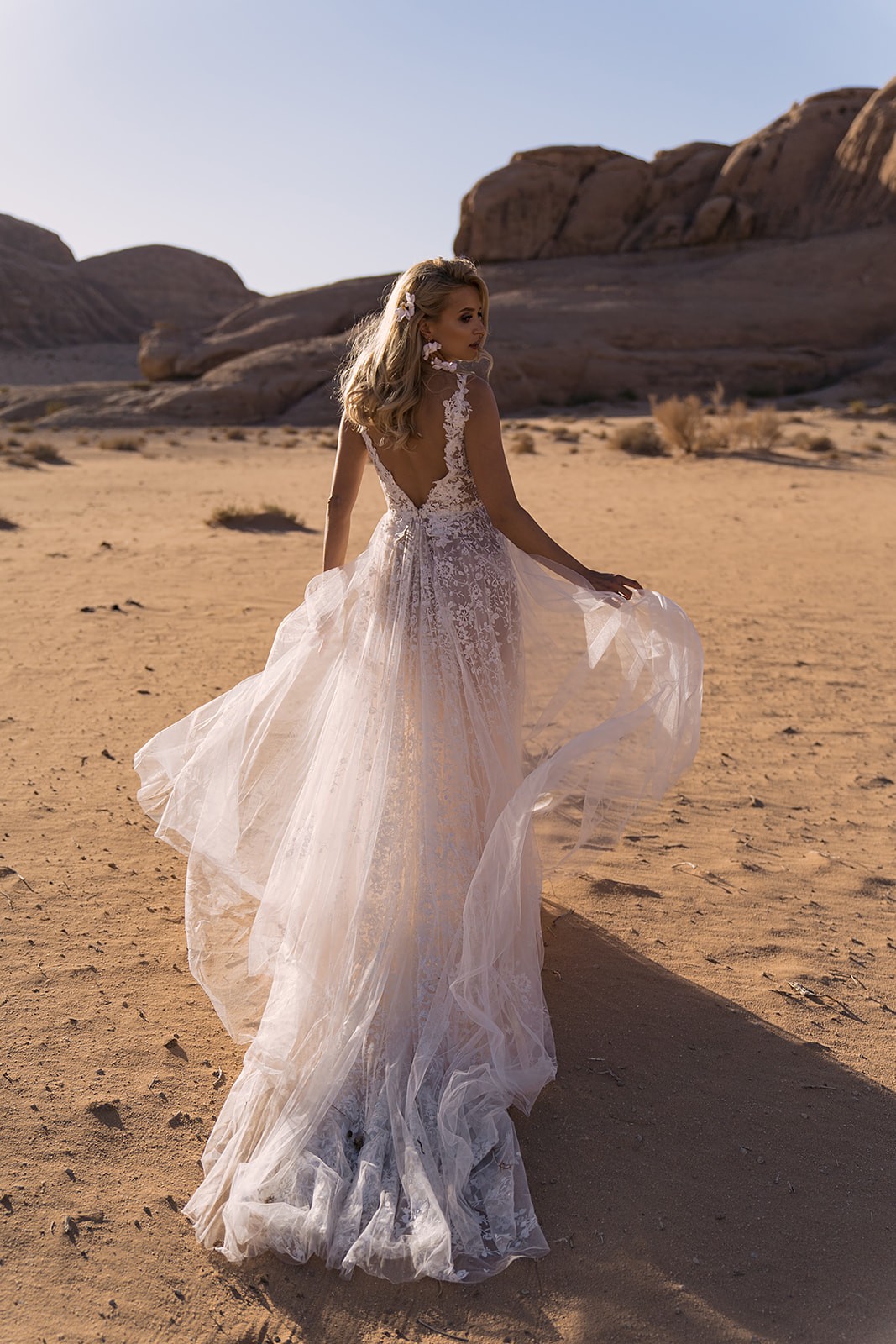 Elegantes Brautkleid mit Schlüsselloch-Rücken und Perlendetails