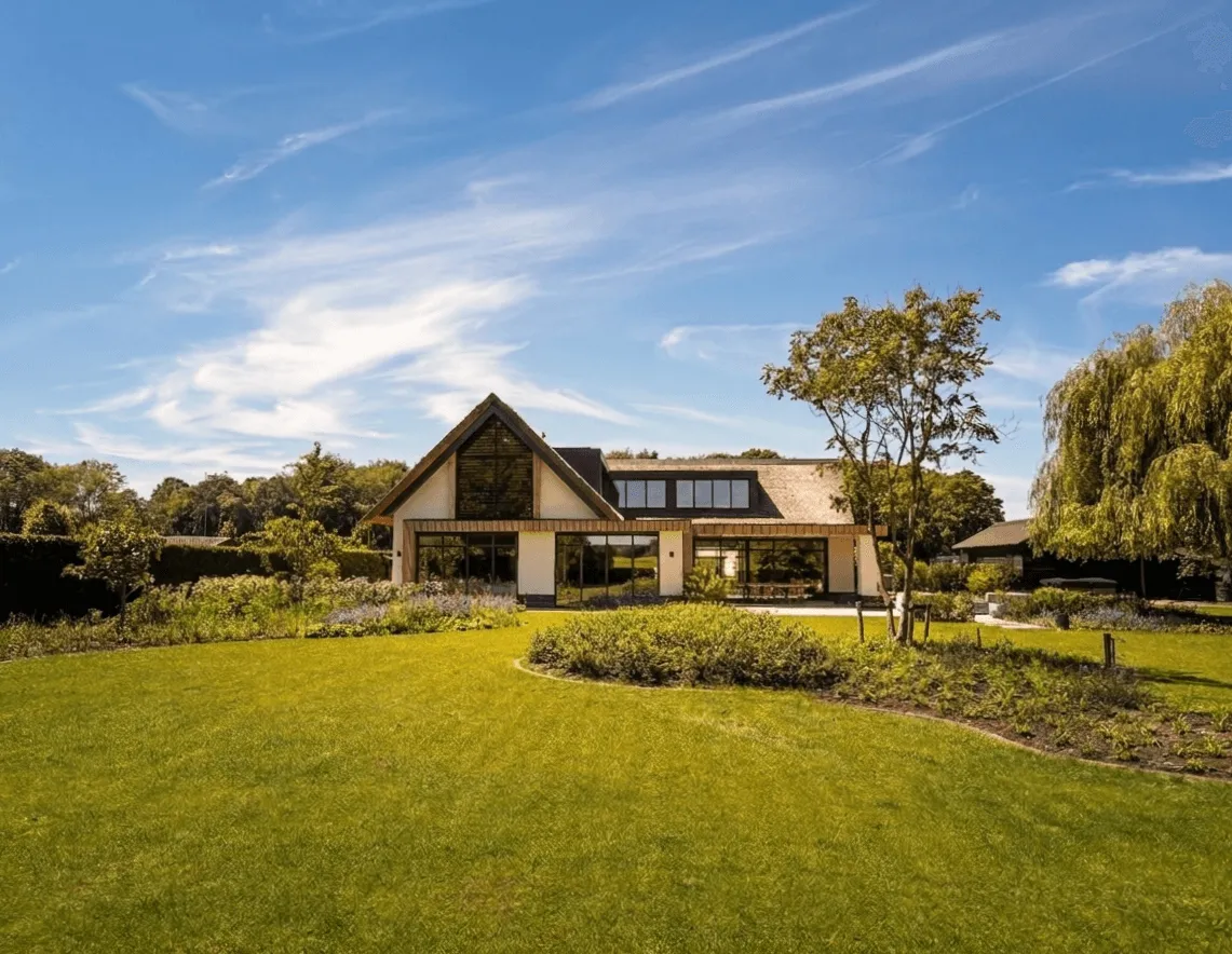 Strak tuinonderhoud van een villa in het land van Cuijk door Hoveniersbedrijf Star Landscaping